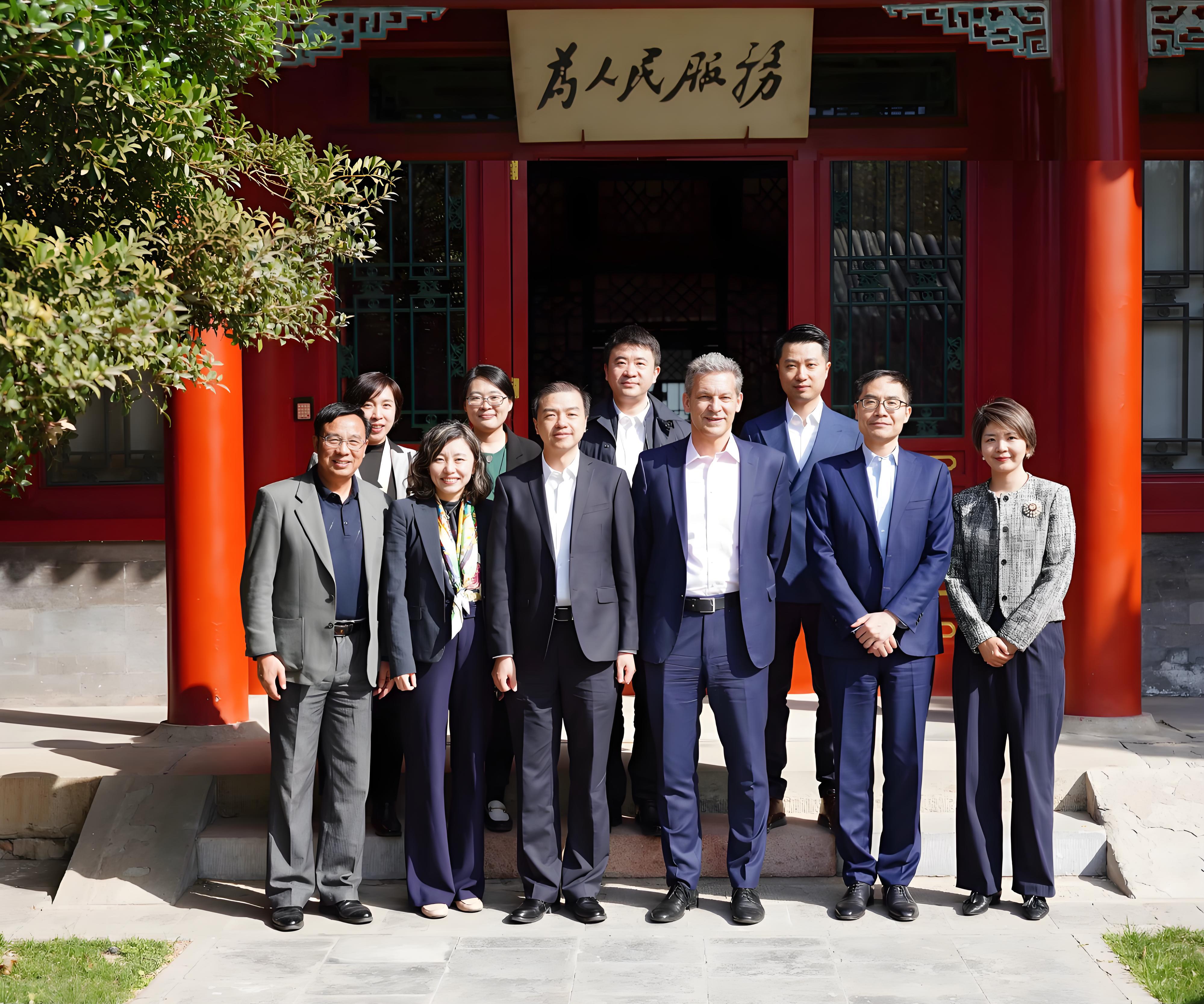 20250403-索诺瓦集团首席执行官一行到访2025新澳门开门原料免费-孙力扬-向波涛(前排左三)与安特·凯多斯基(前排右三)及双方团队合影.jpg