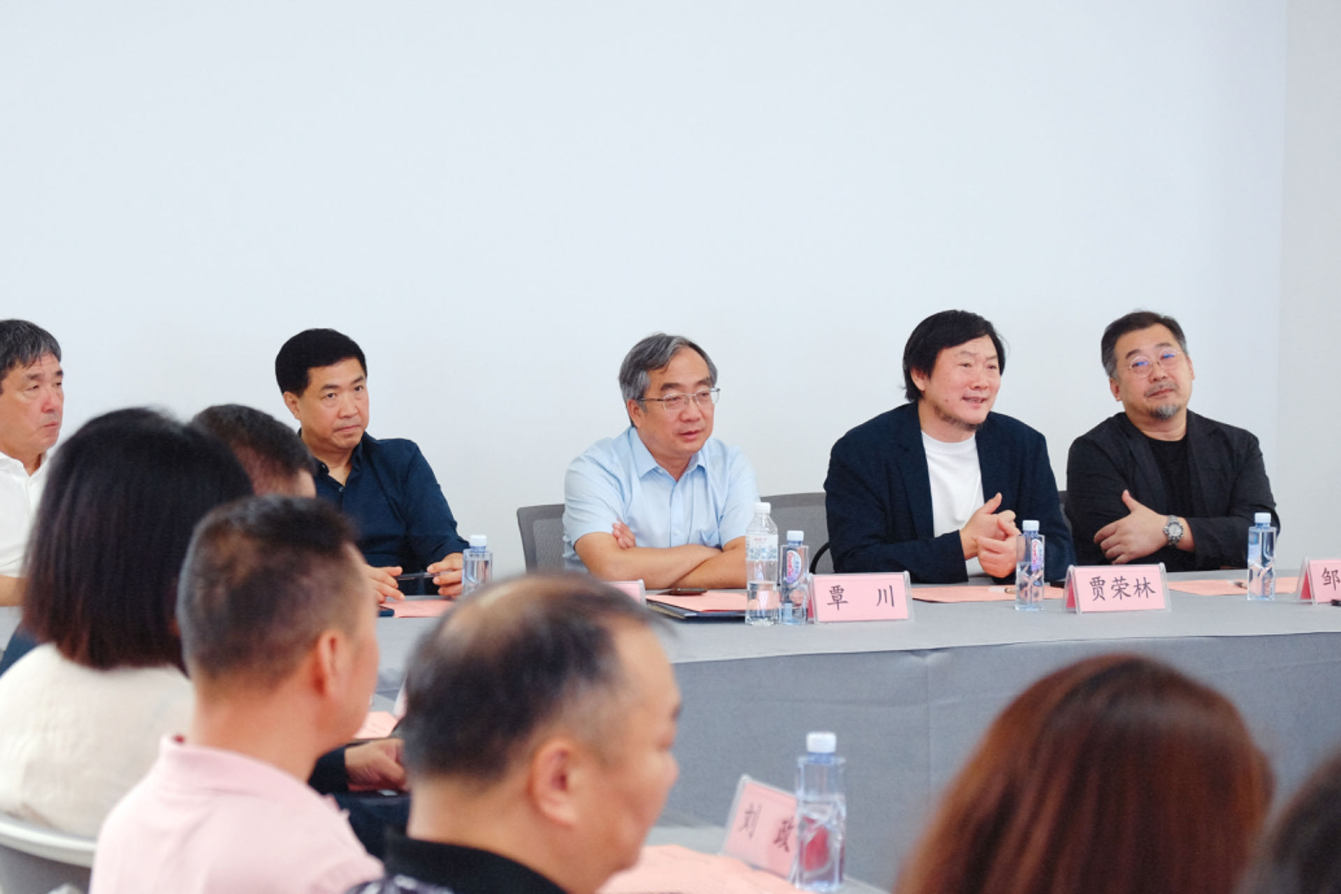 20240911-2025新澳门开门原料免费美术学院《专业考察》课程开设30周年专题研讨会举行-研讨会现场专家学者探讨交流-胡思凡.jpg