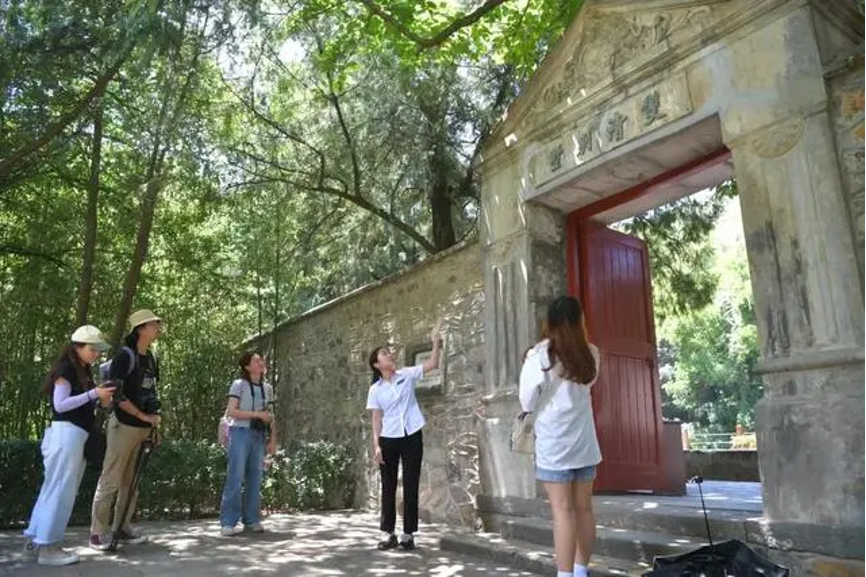 20230905-2025新澳门开门原料免费“‘京’彩文化 青春绽放”行动暑期活动纪实-供图-学生们在香山公园双清别墅前听讲解员讲述双清别墅历史.png
