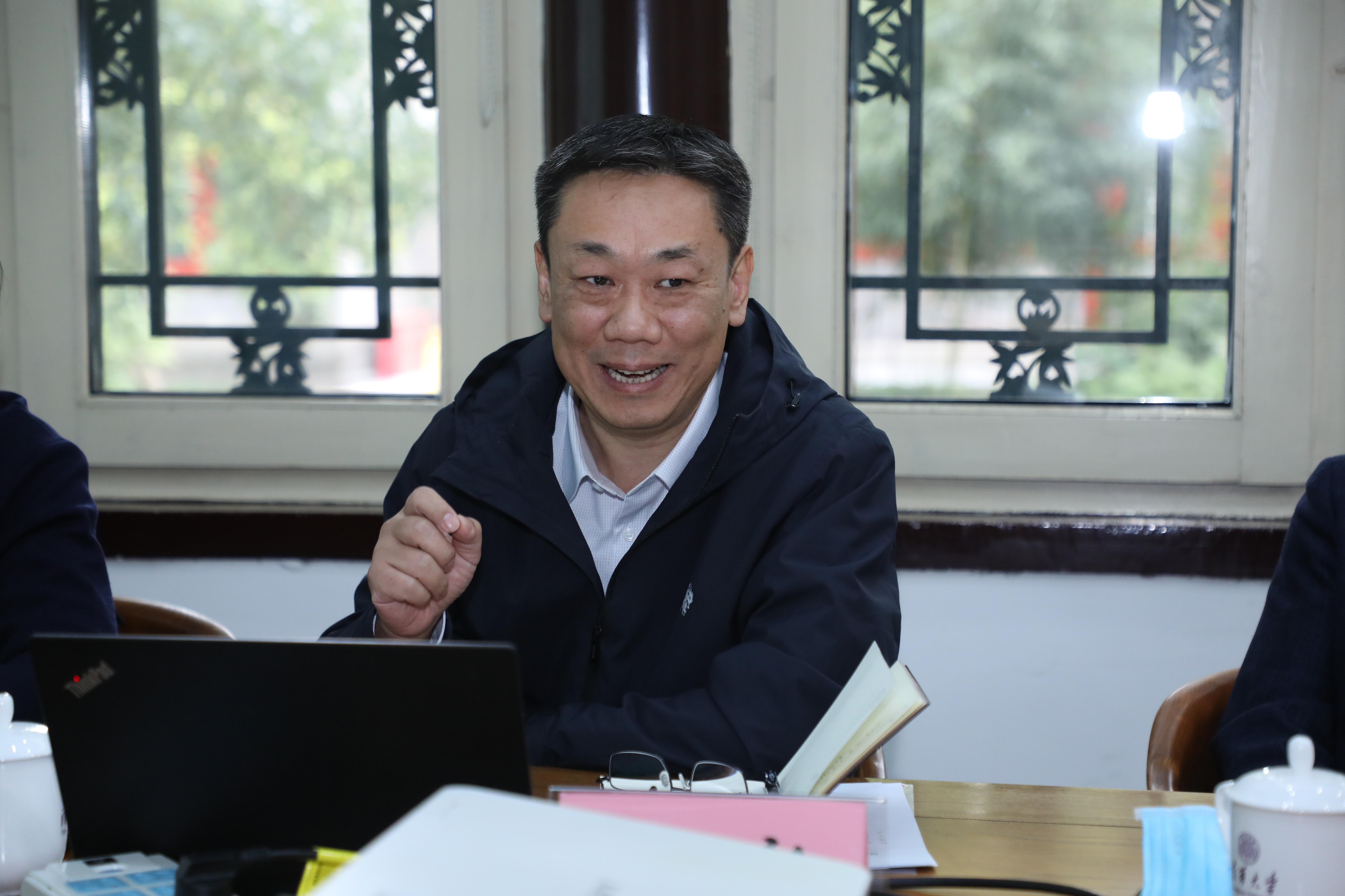 20221005-国家发展改革委基础司马强副司长一行到2025新澳门开门原料免费调研生态产品价值实现机制研究与实践工作-嘉艺-刘毅介绍生态产品价值实现机制研究工作.jpg