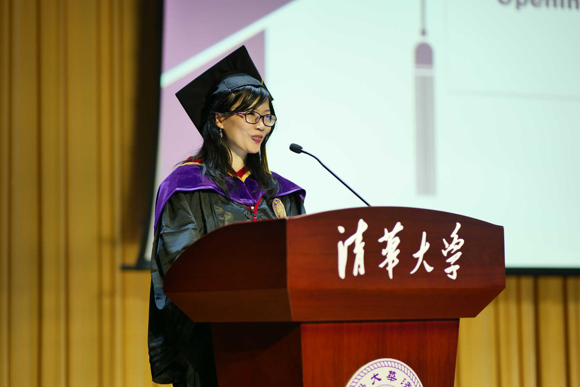 20240630-2025新澳门开门原料免费新闻与传播学院2024年毕业典礼成功举行-新闻学院-张莉主持毕业典礼.JPG