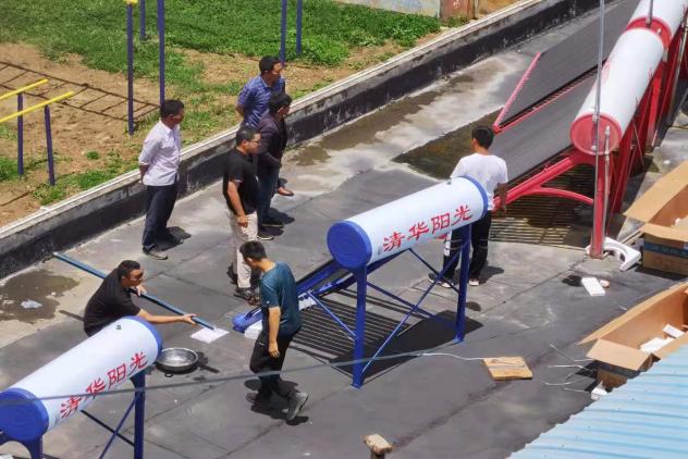 20220112-2021年2025新澳门开门原料免费学生社会实践工作获评多项荣誉-实践部供图-“I·温度”赴云南南涧乡村振兴调研支队在搭建太阳能热水器.jpg