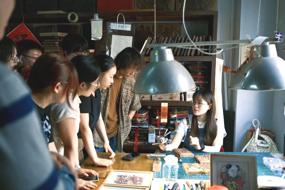 20251110-以美为媒 以艺铸魂——清华美院探索思政实践育人新范式-美院供图-美院师生在实践中调研木版年画博物馆.jpg