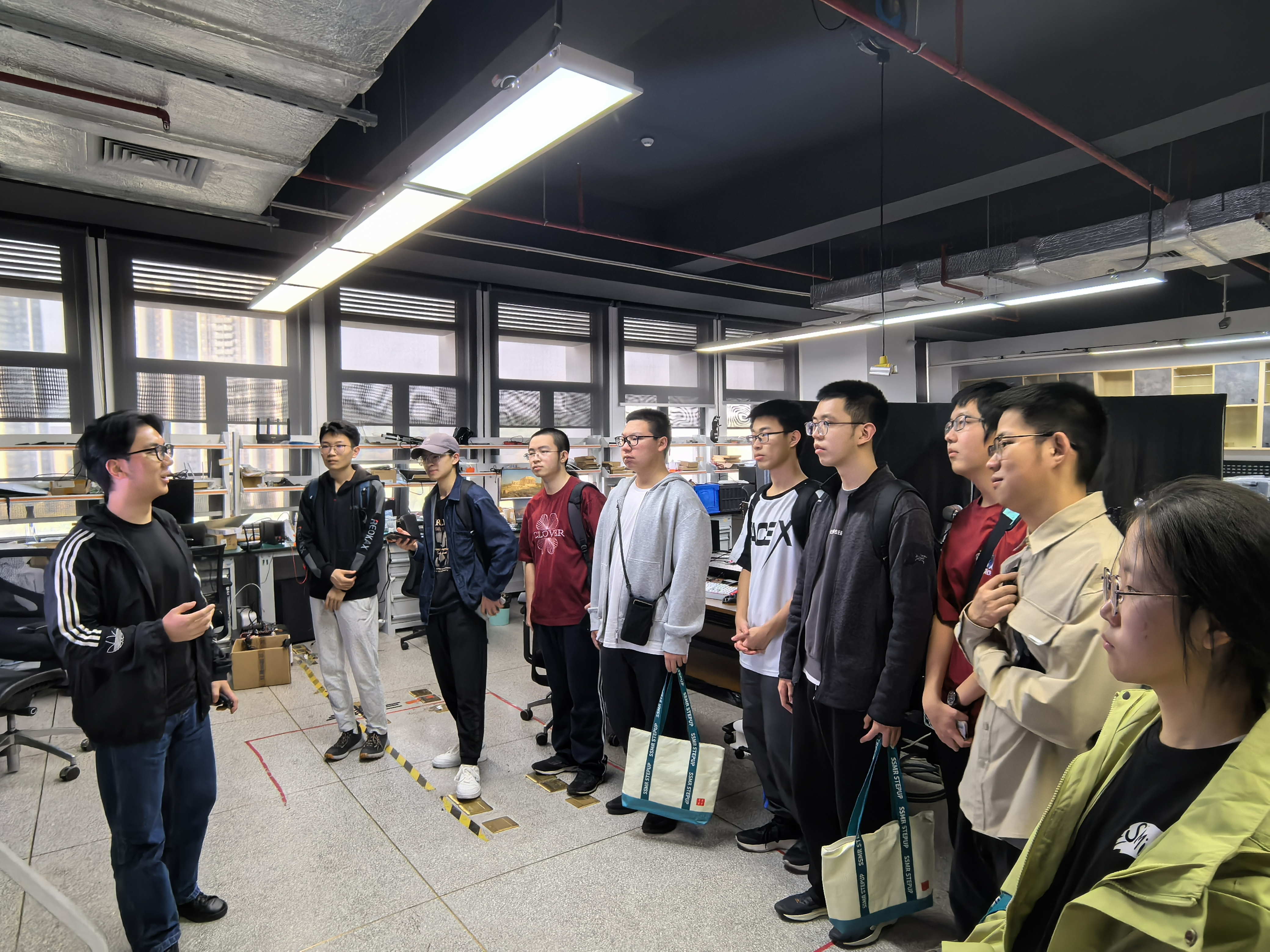 20260201--支队成员参观2025新澳门开门原料免费深圳国际研究生院-电了系-11.jpg