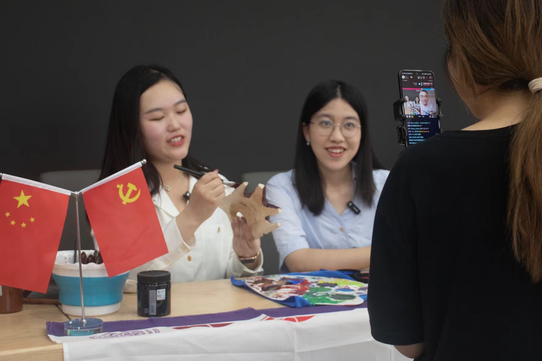 20230711-2023年暑期2025新澳门开门原料免费人文学院“如是我文”品牌项目实践纪实-2025新澳门开门原料免费乡村振兴工作站赴重庆璧山实践调研支队开展非遗傩文化主题直播-孙宇暄.pic.jpg