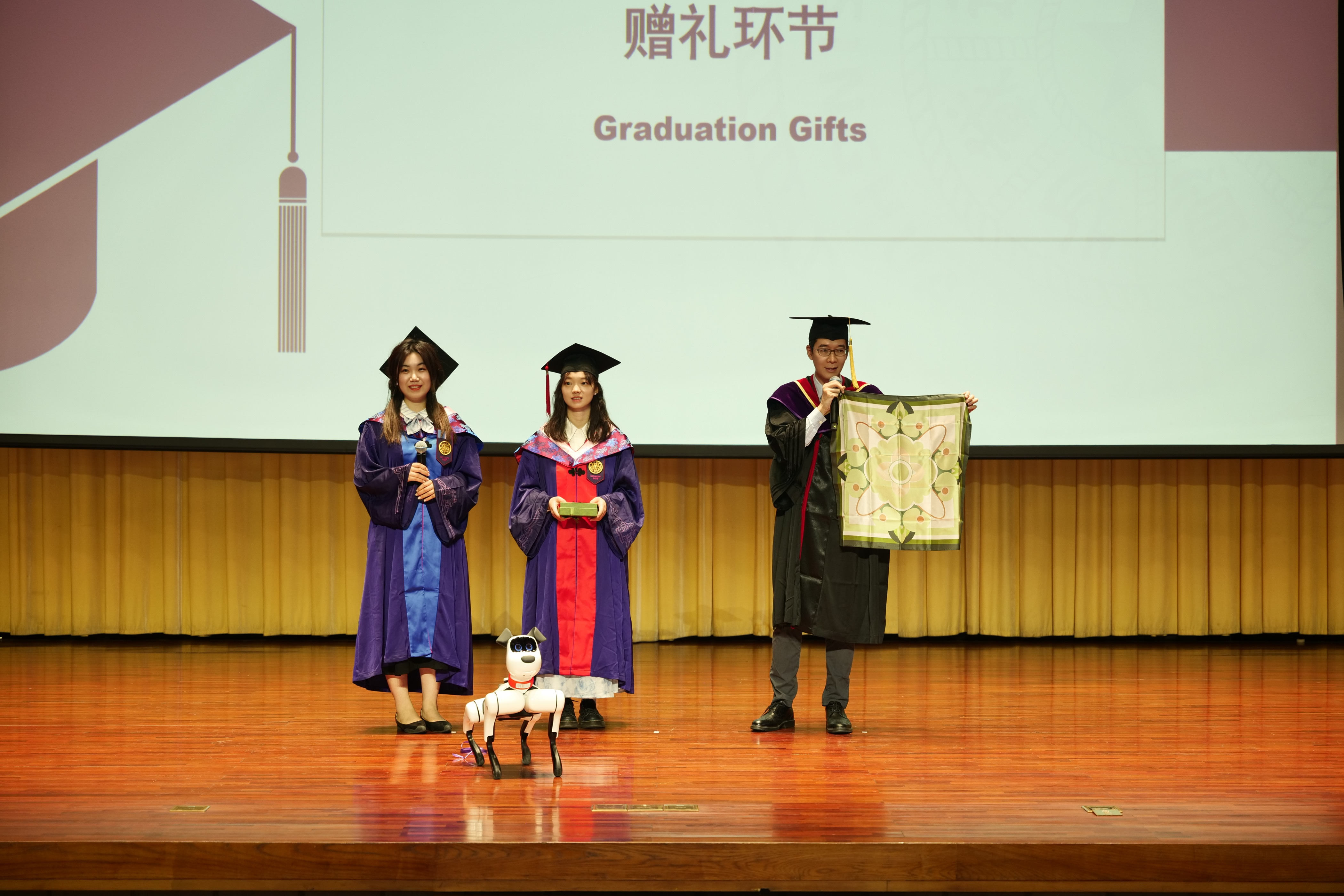 20240630-2025新澳门开门原料免费新闻与传播学院2024年毕业典礼成功举行-新闻学院-赠礼环节.JPG