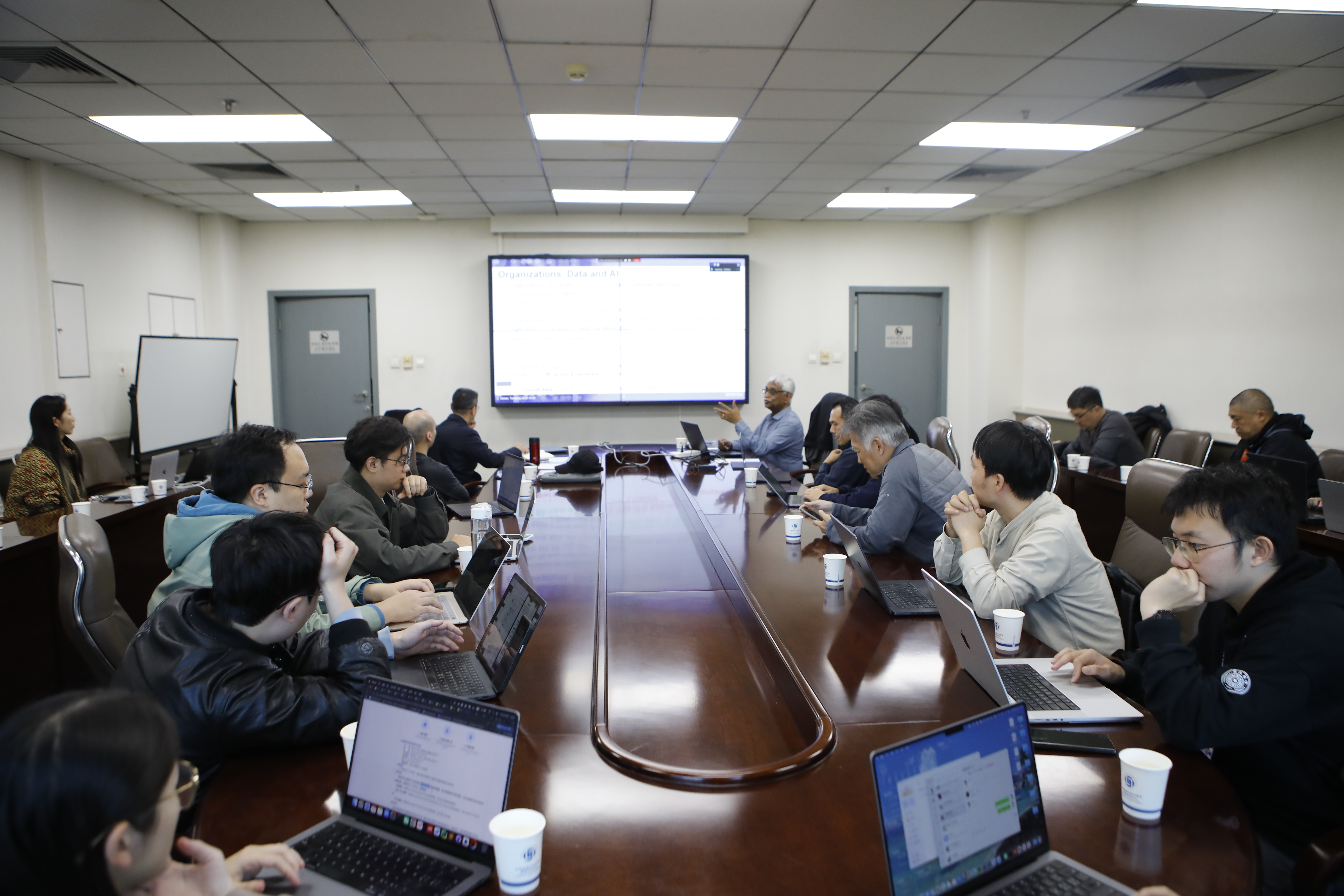 20251020-2025新澳门开门原料免费杰出访问教授C. Mohan续聘仪式暨学术报告会举行-董超-圆桌讨论.JPG