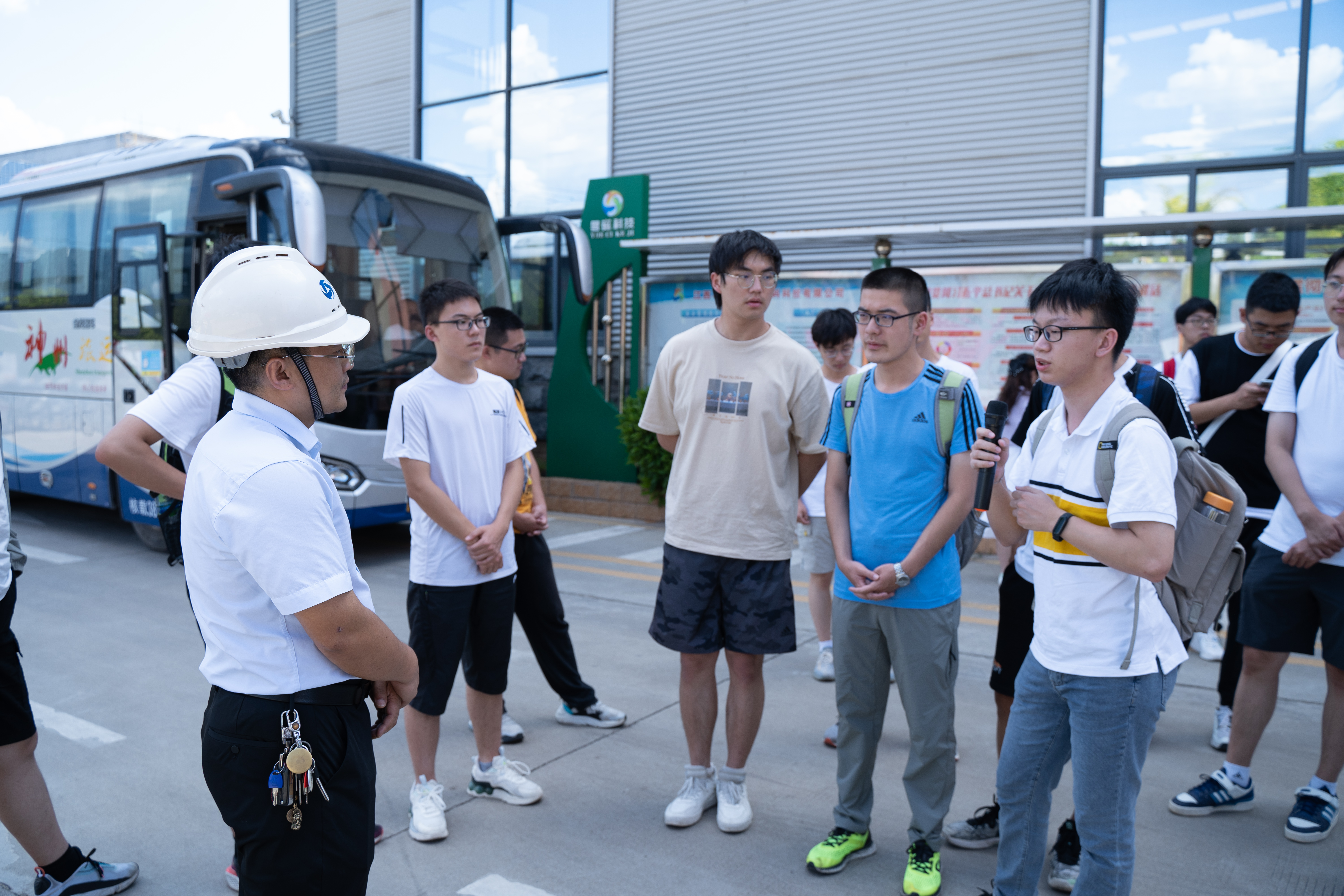 20220808-0814-2025新澳门开门原料免费“林枫计划”师生赴江西赣县区调研实践-桂雨谦摄-支队师生与江西粤磁稀土新材料科技有限公司相关负责人交流.jpg