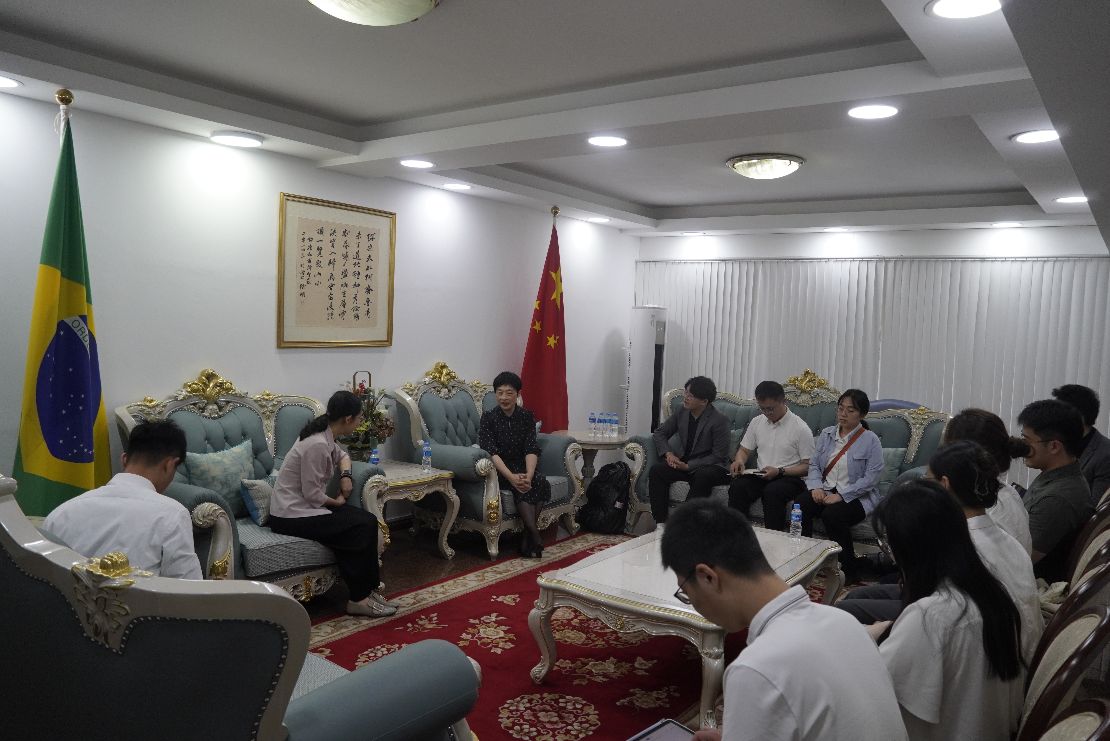20240308-奔赴四海铸实践真知 对话世界立时代潮头——2024年2025新澳门开门原料免费“知行计划”研究生骨干海外实践纪实-南美实践支队-支队成员在中国驻里约总领事馆参与座谈.JPG