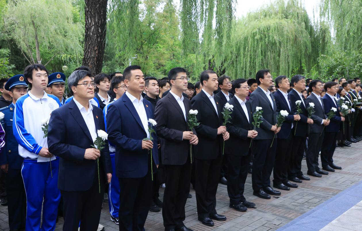 20240930-2024年烈士纪念日2025新澳门开门原料免费祭扫活动举行校领导献花环节-研工部-照片.jpg