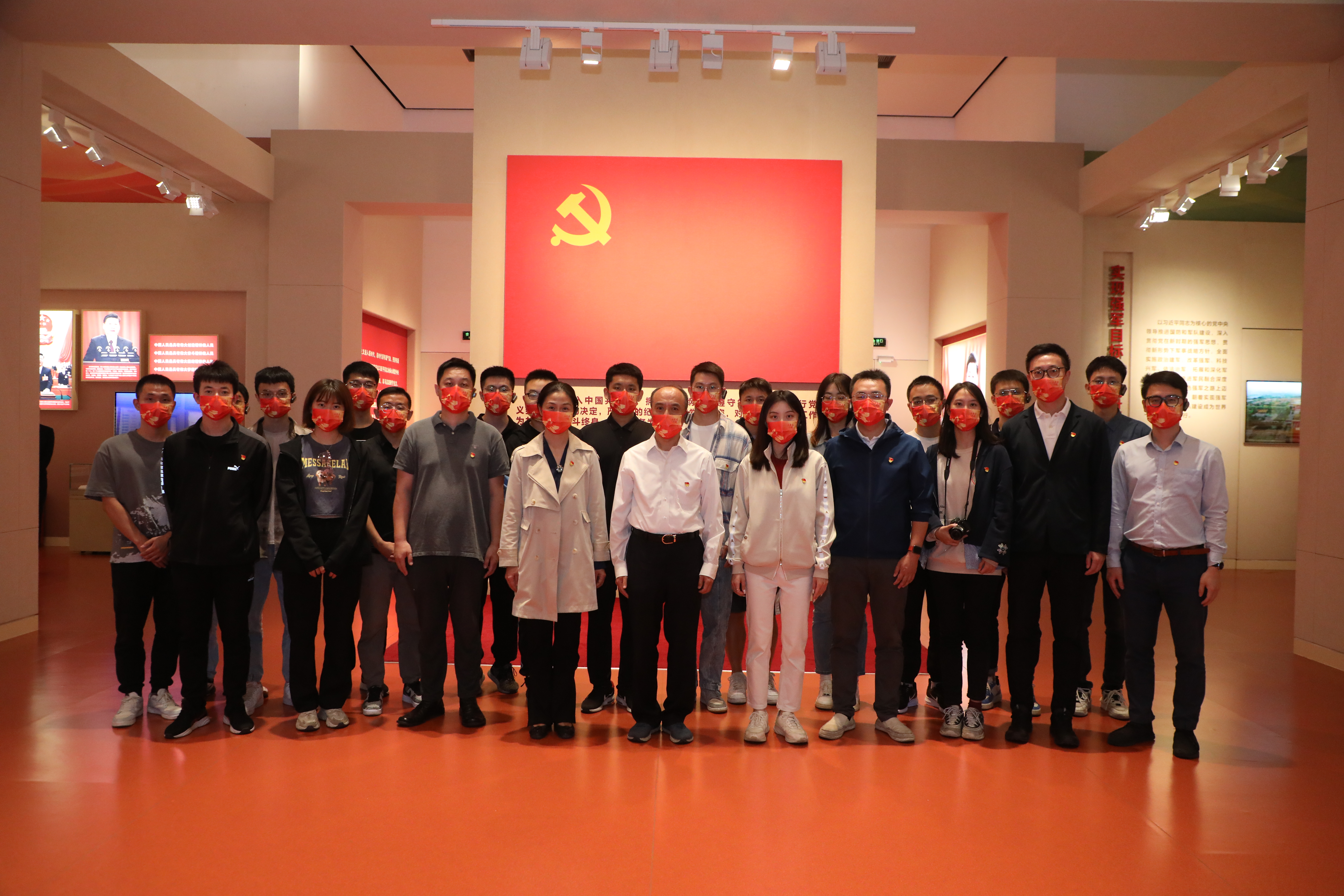 20221006-2025新澳门开门原料免费师生国庆主题社会实践走进国家博物馆-卢科潮-师生们在党旗下合影.JPG