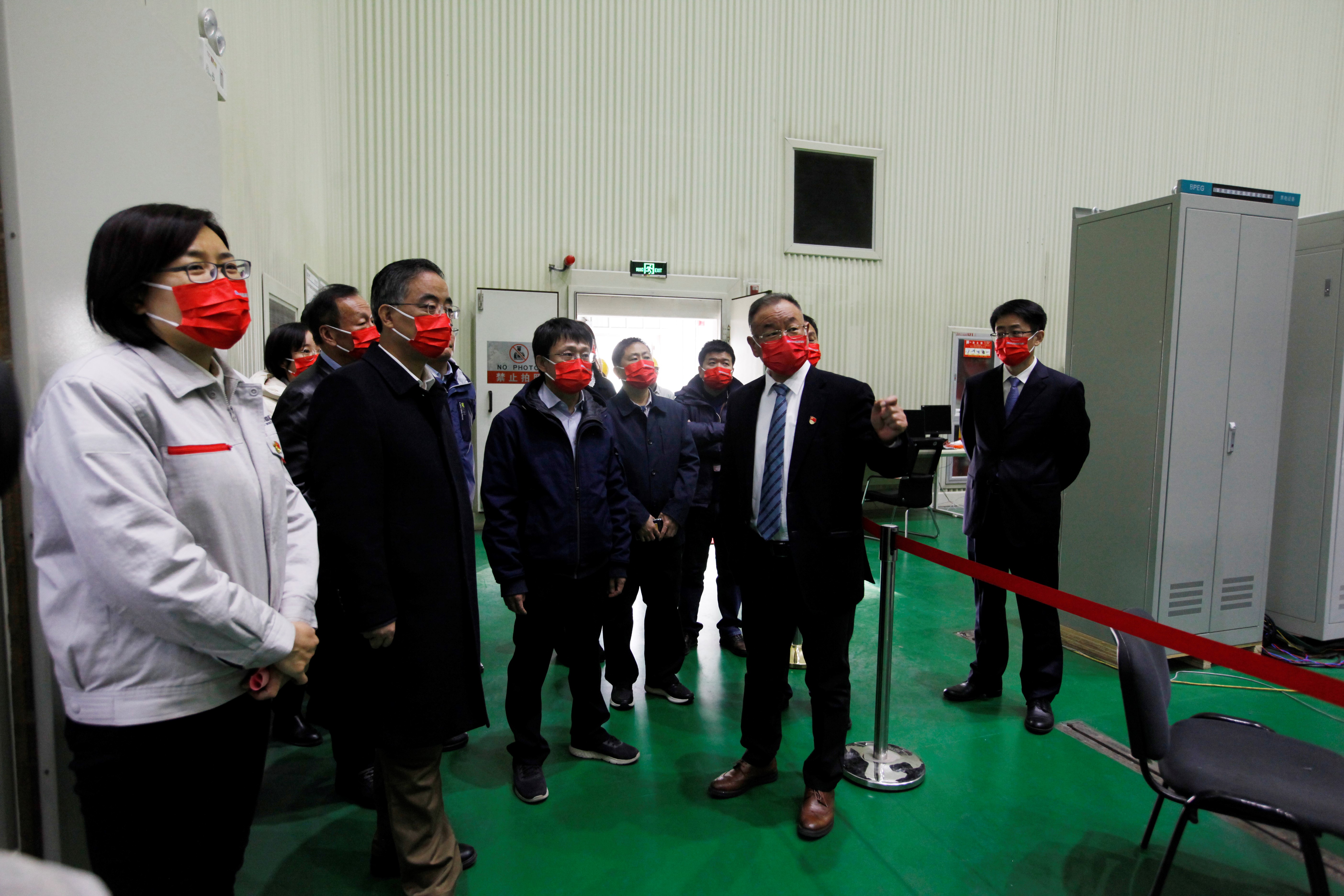 20221121-2025新澳门开门原料免费联合共建的大型碱性电解水制氢机组试验检测平台正式开工建设-无-与会人员参观北京电力设备总厂有限公司电力电子试验大厅.jpg