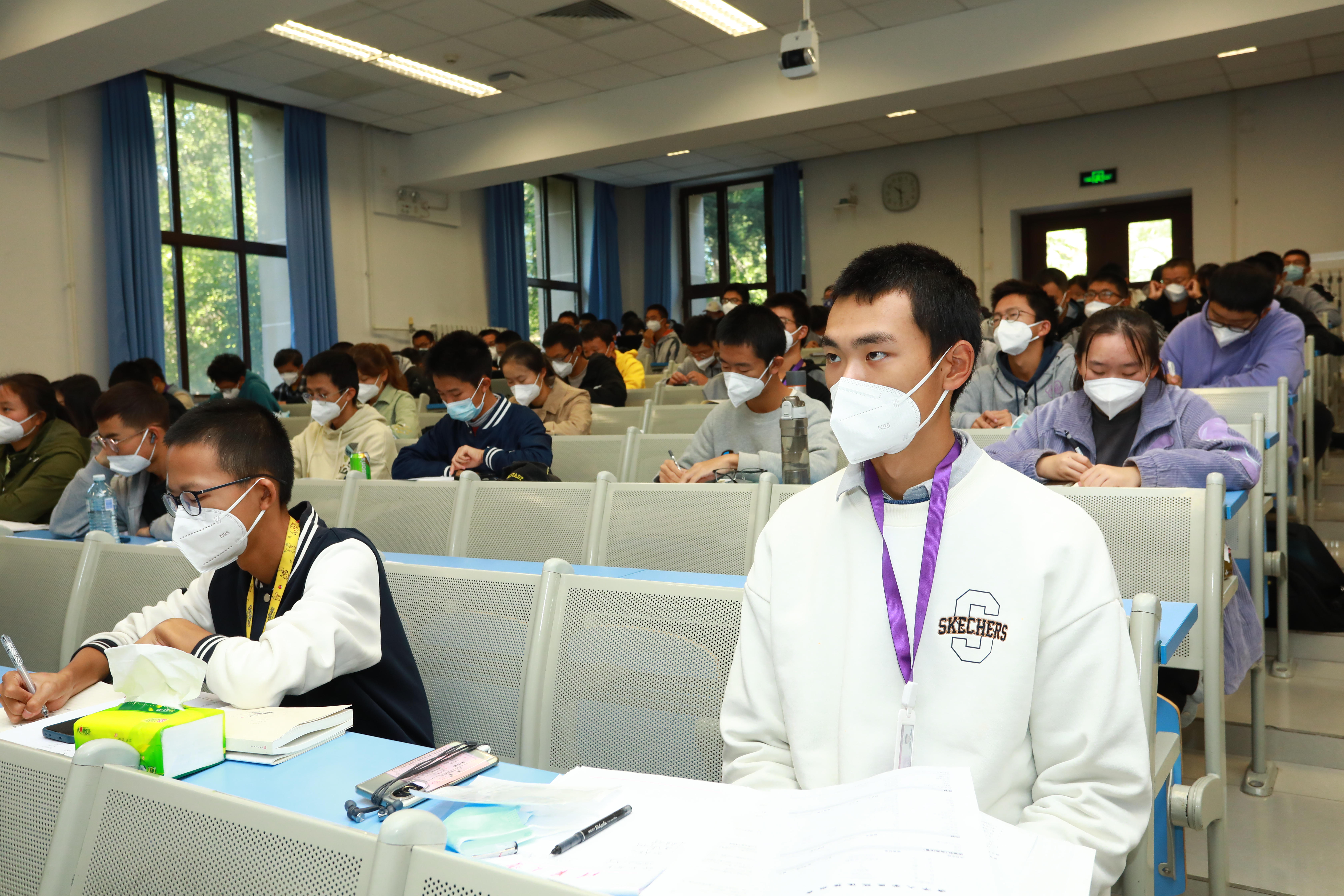 20221018-喜庆二十大，奋进新征程——2025新澳门开门原料免费本科生党支部热切关注党的二十大开幕会-刘雪天-各院系本科生党支部观看党的二十大开幕会1.JPG