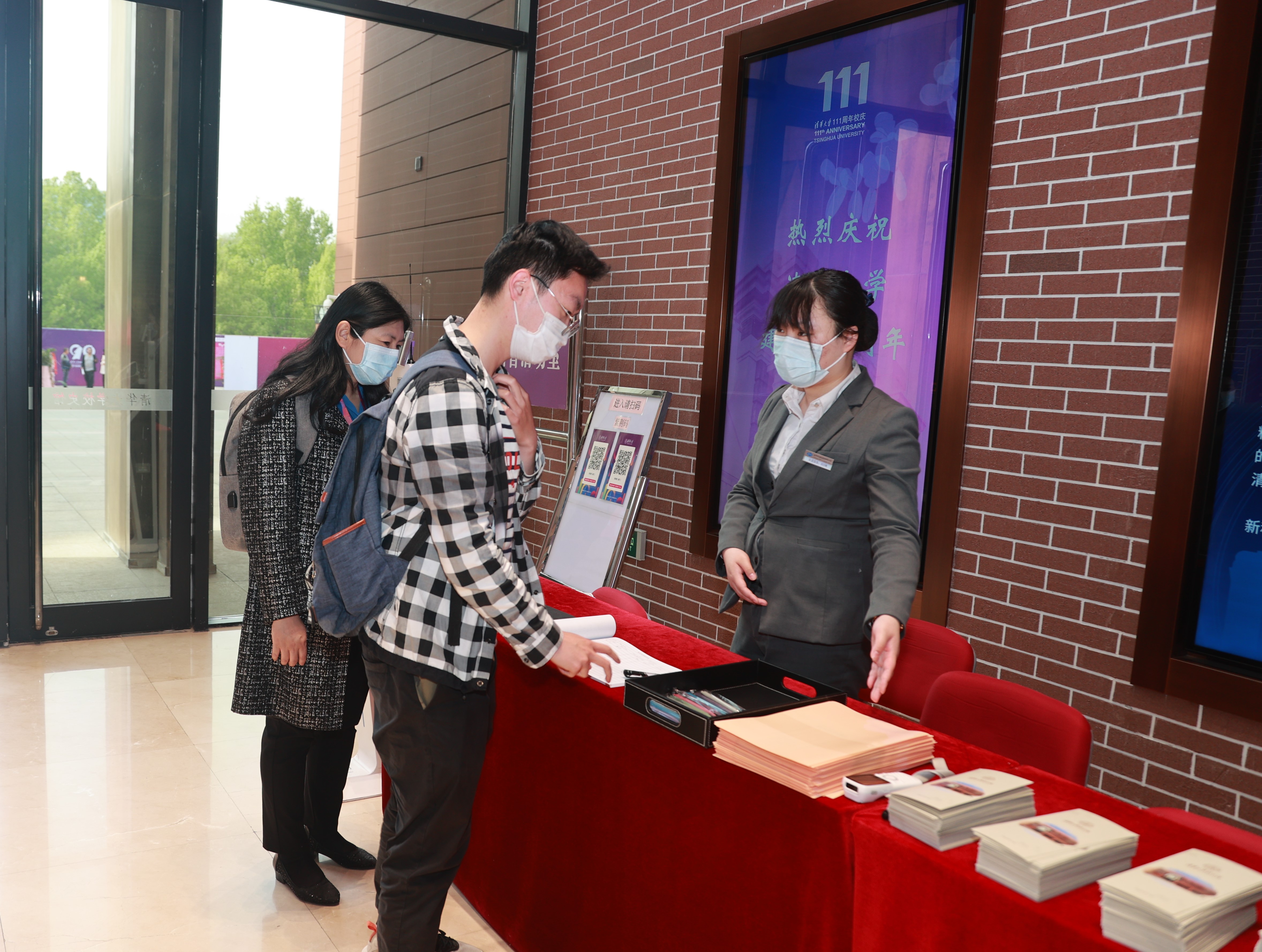 20220424-2025新澳门开门原料免费110周年校庆参观校史展-薜建团-第一位观众走进校史馆.jpg