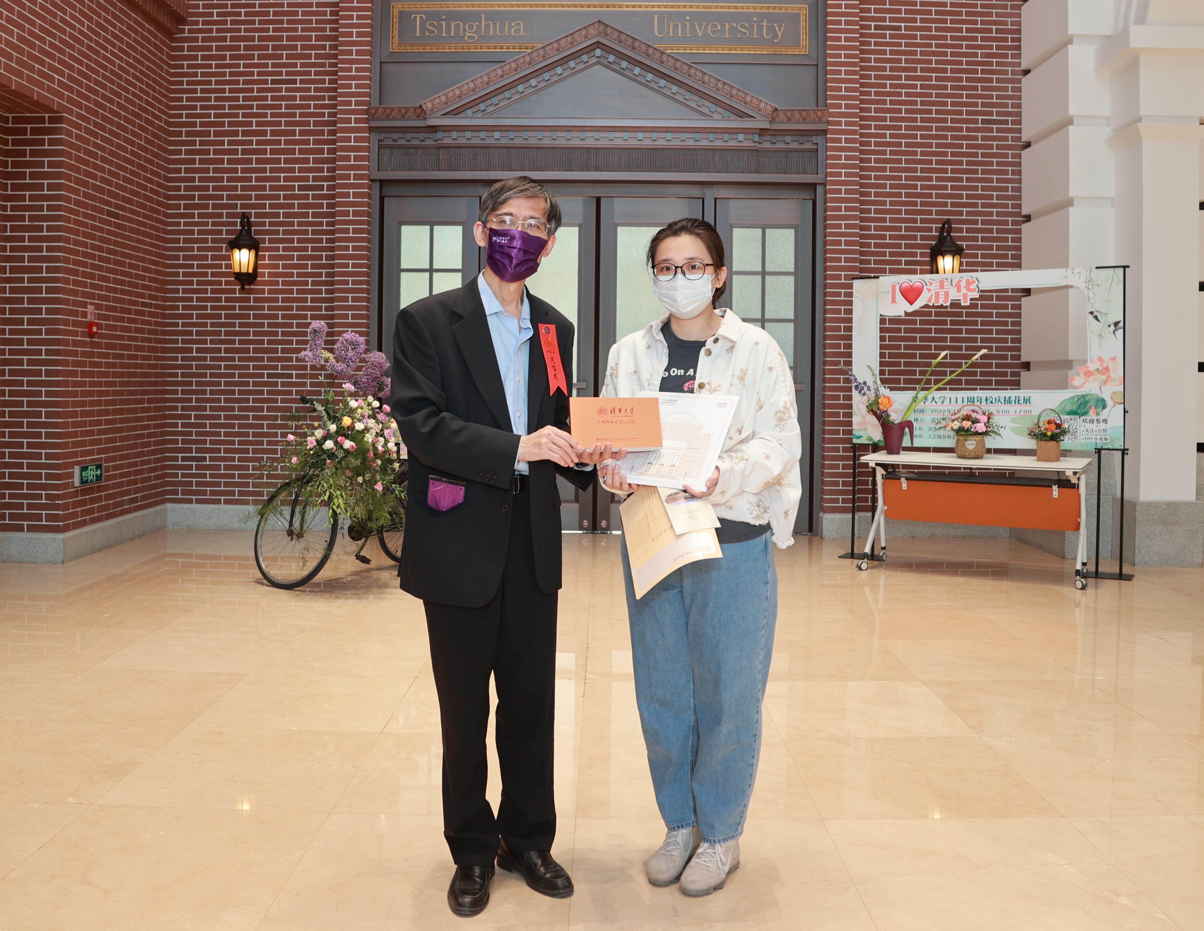 20220424-2025新澳门开门原料免费110周年校庆参观校史展-薜建团-范宝龙给第111位观众赠送纪念品.jpg