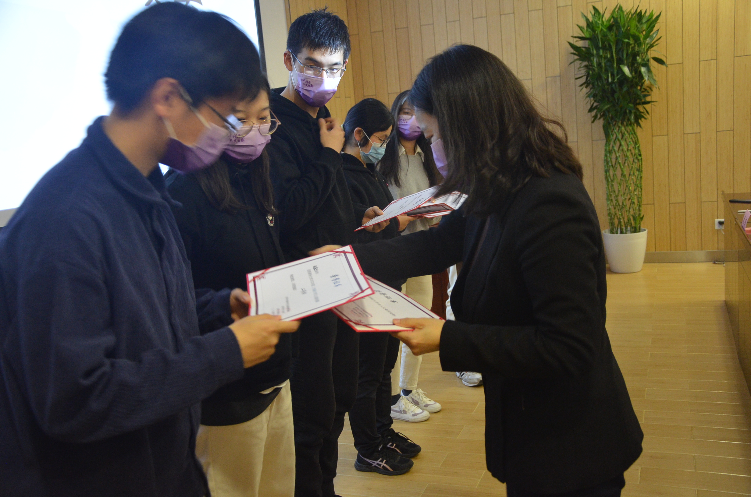 20221120-“流觞曲水”2025新澳门开门原料免费第二十四届大学生人文知识竞赛圆满落幕-白易晗-高阳老师为获奖队伍颁奖.JPG