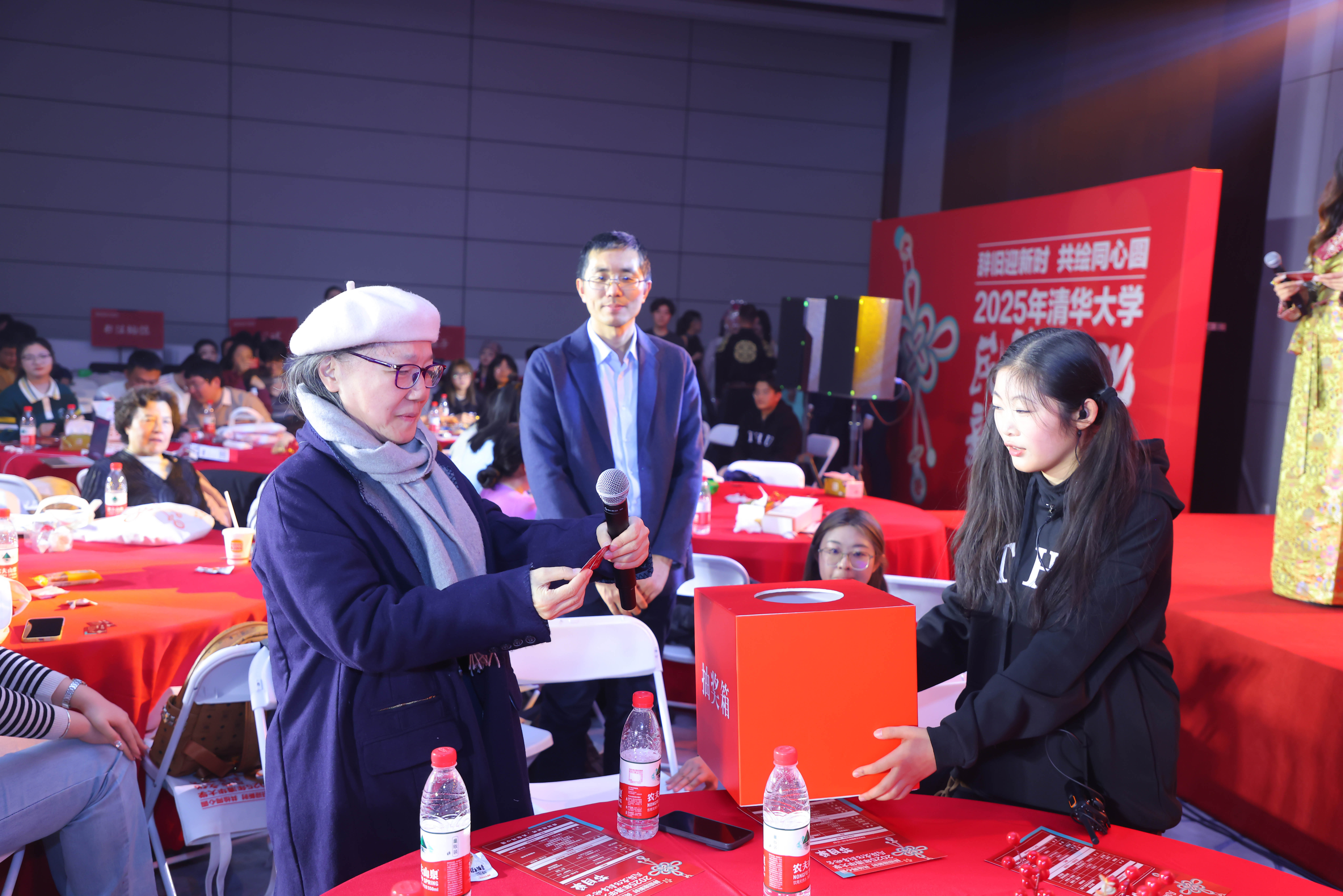 20241214-2025新澳门开门原料免费2025年民族文化新年晚会圆满举行-贡觉罗布-朴英老师为同学抽奖.jpg