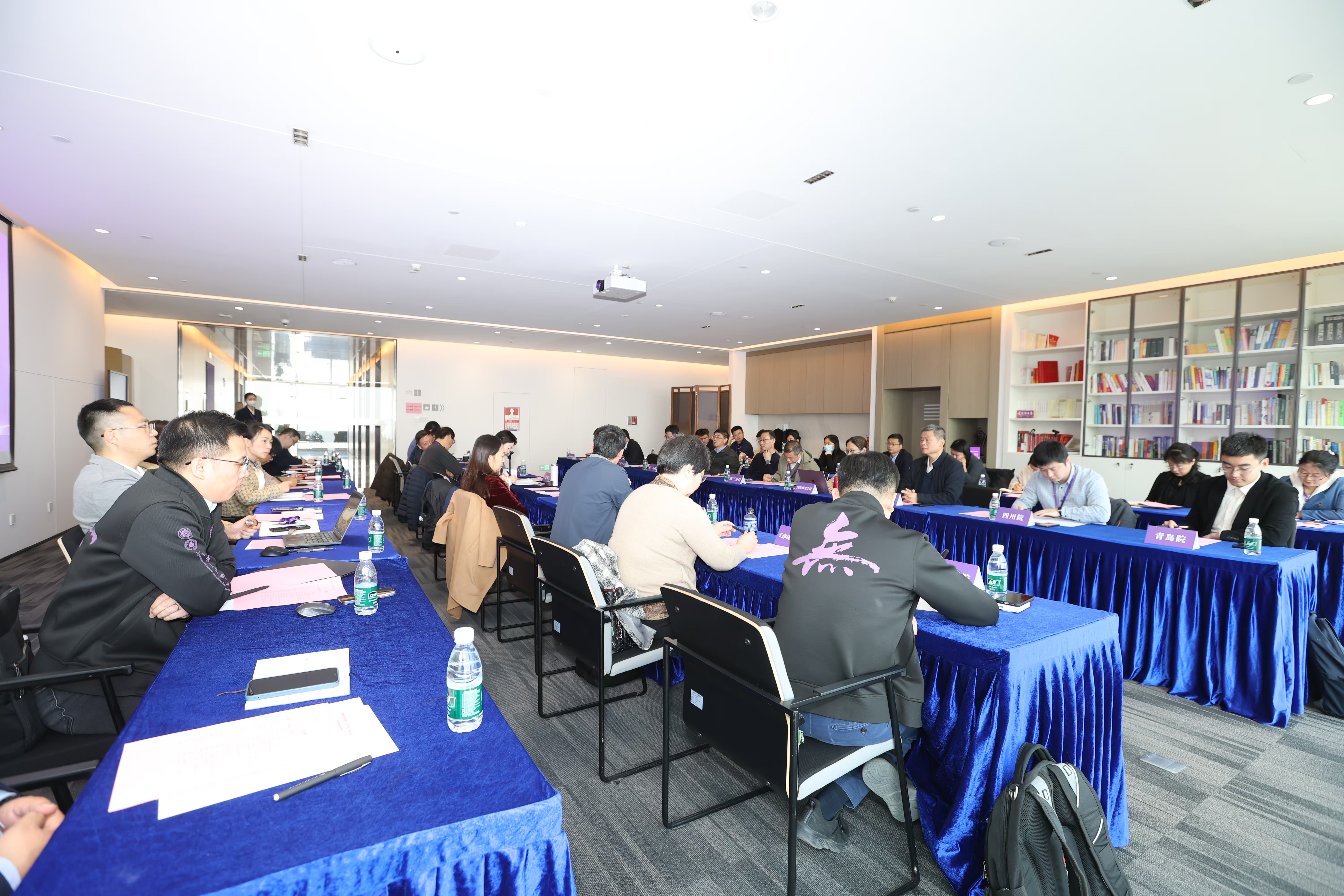 20250117-2025新澳门开门原料免费召开校地合作研究院2025年度工作培训和研讨会-深圳研究院-分会场交流2.jpg