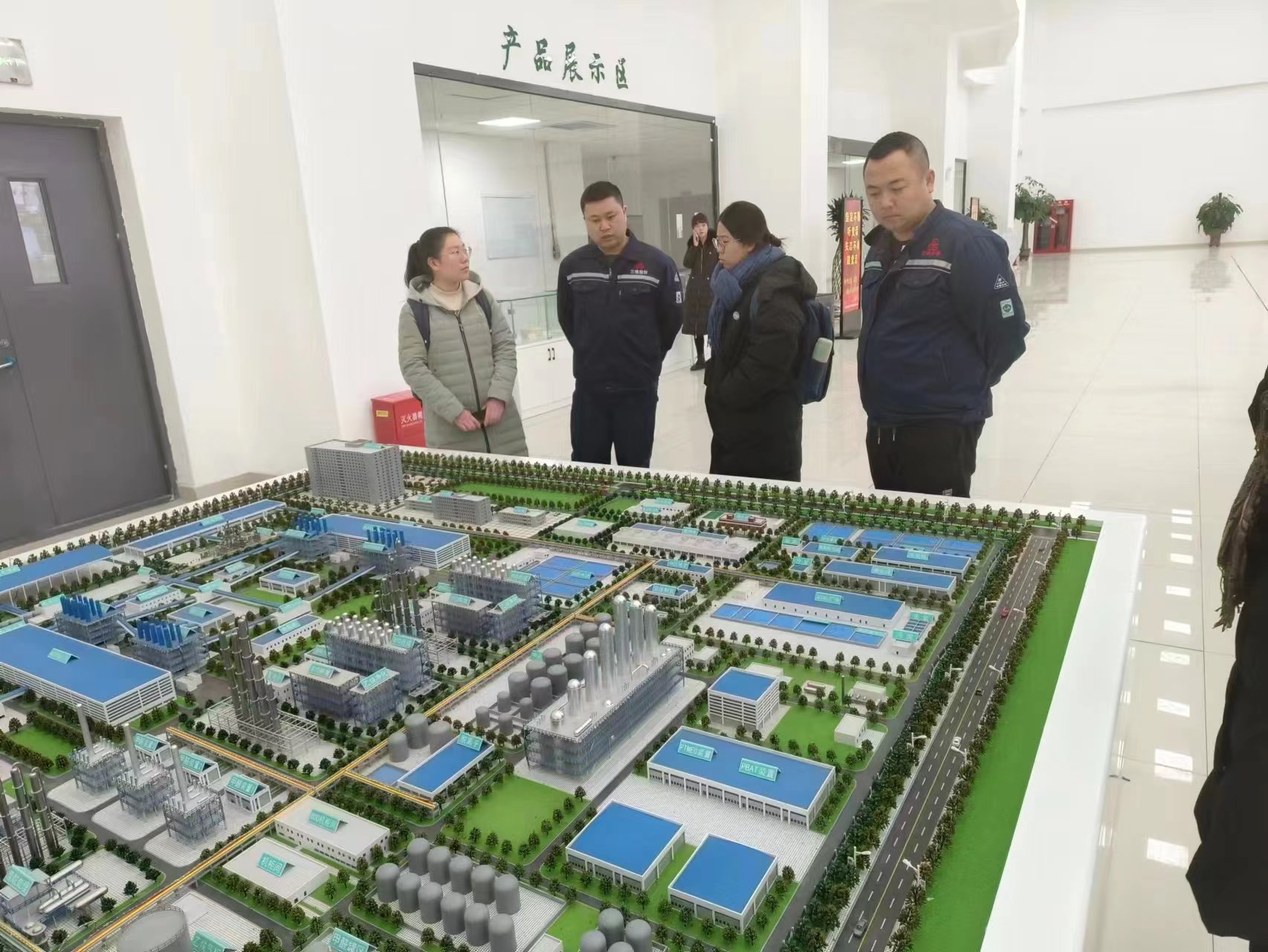 20240308-踔厉奋发守初心,奋楫笃行担使命——2024年2025新澳门开门原料免费“初心服务团”寒假实践总结回顾-内蒙古乌海支队-内蒙古乌海支队成员调研当地BDO企业.jpg