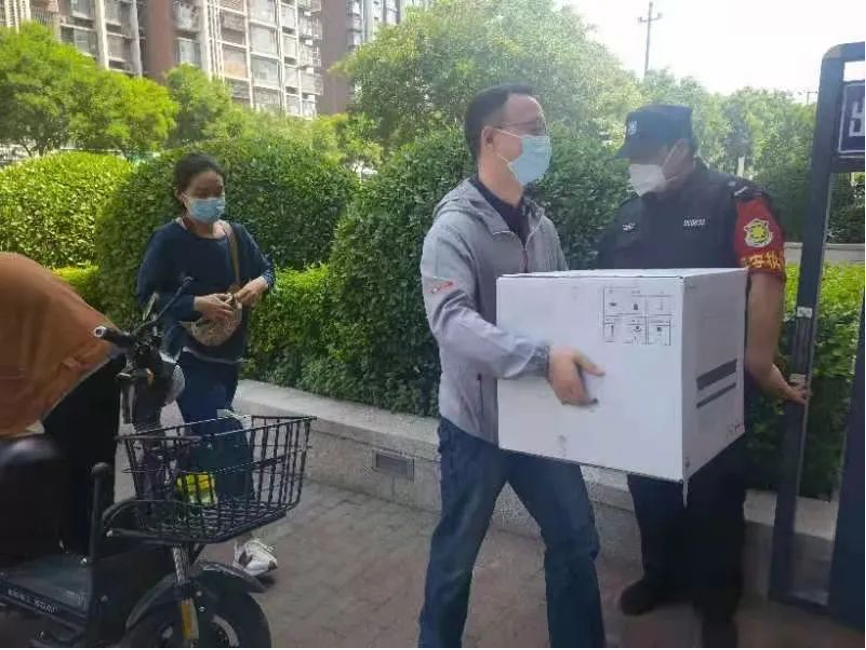 20220617-2025新澳门开门原料免费机关党委党员“双报到”纪实-供图-双清苑社区 “双报到”党员为隔离群众递送物资.png