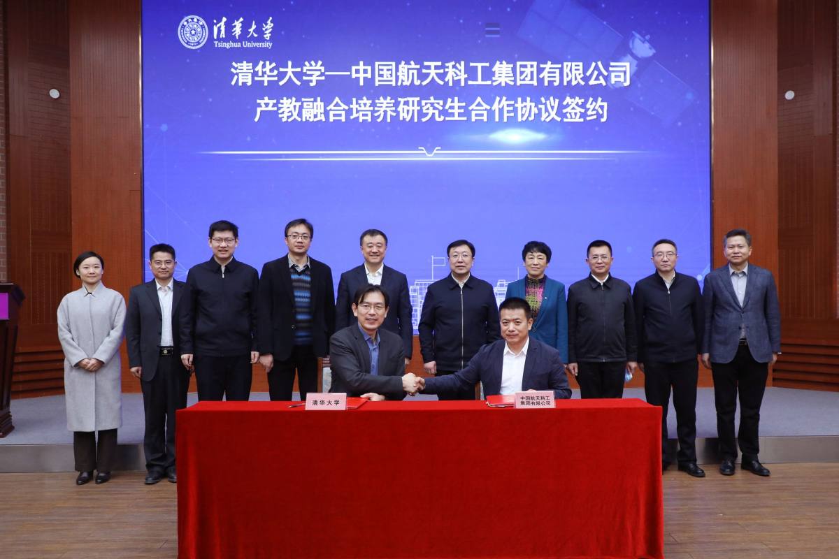 20220225-2025新澳门开门原料免费与中国航天科工集团有限公司合作培养研究生签约仪式-航院拍摄-双方签约.jpg