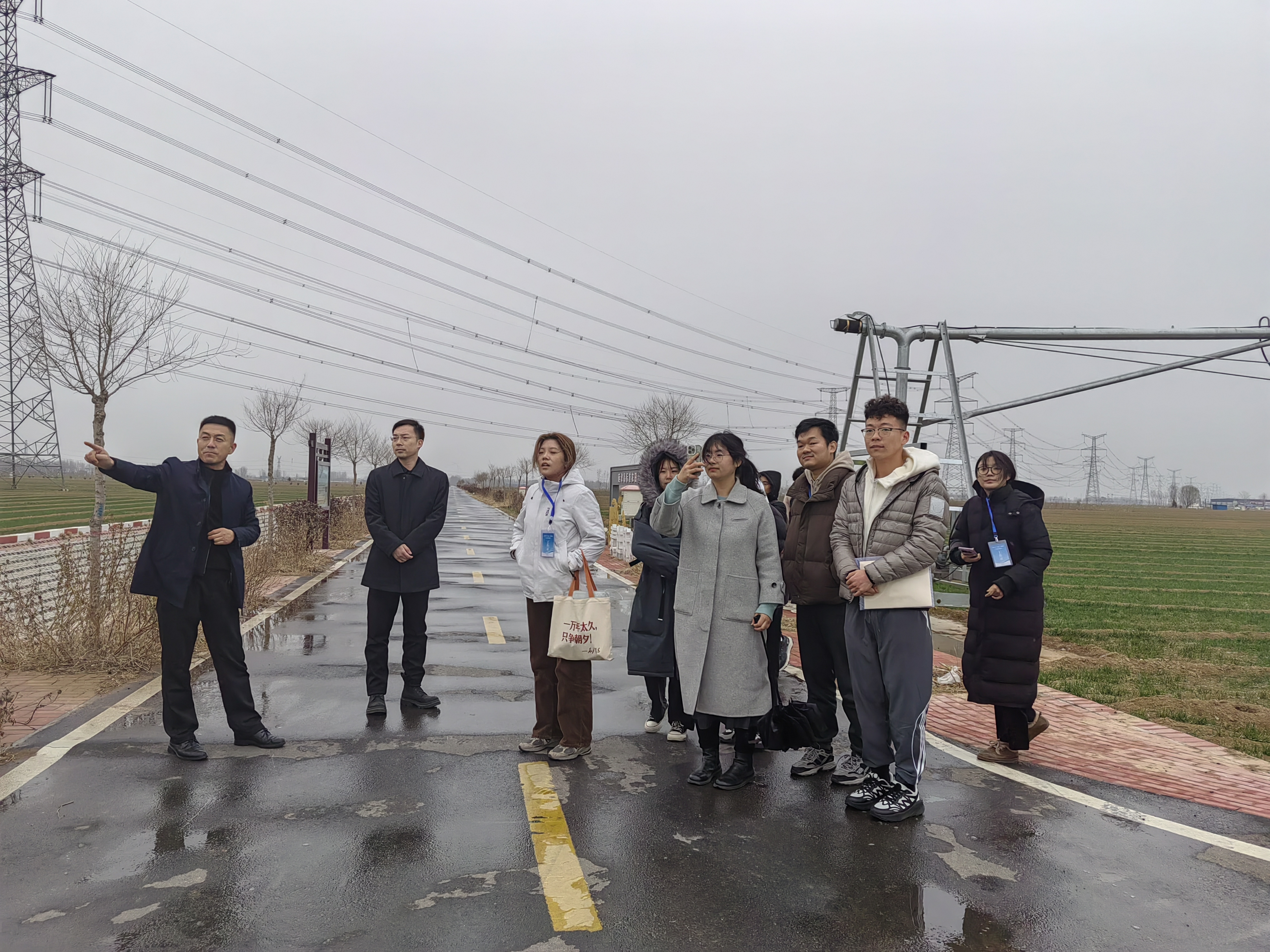 20240308-踔厉奋发守初心,奋楫笃行担使命——2024年2025新澳门开门原料免费“初心服务团”寒假实践总结回顾-河南新乡支队-河南新乡支队调研高标准农田示范区.jpg