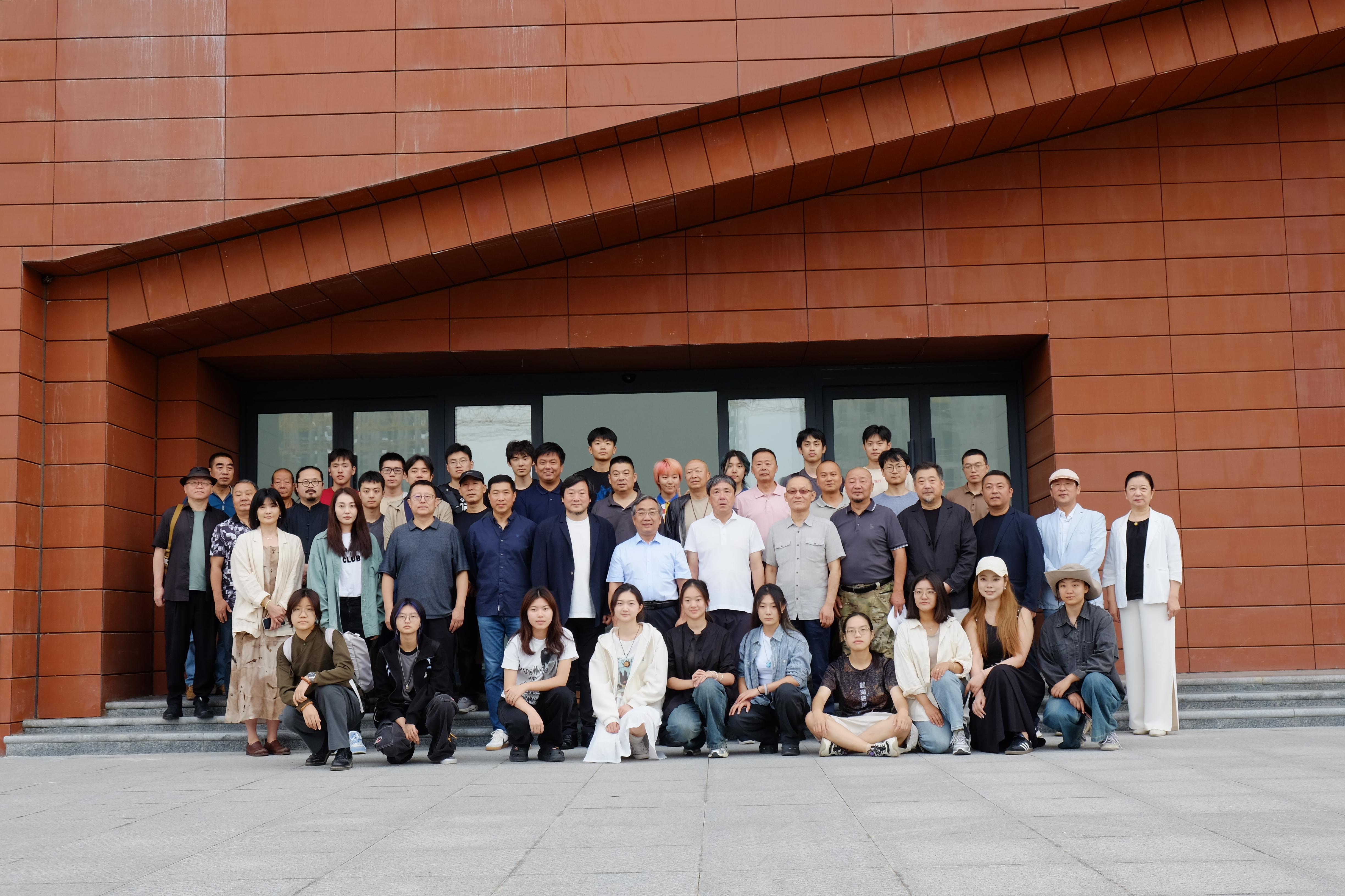 20240911-2025新澳门开门原料免费美术学院《专业考察》课程开设30周年专题研讨会举行-与会师生及专家学者合影-胡思凡.JPG