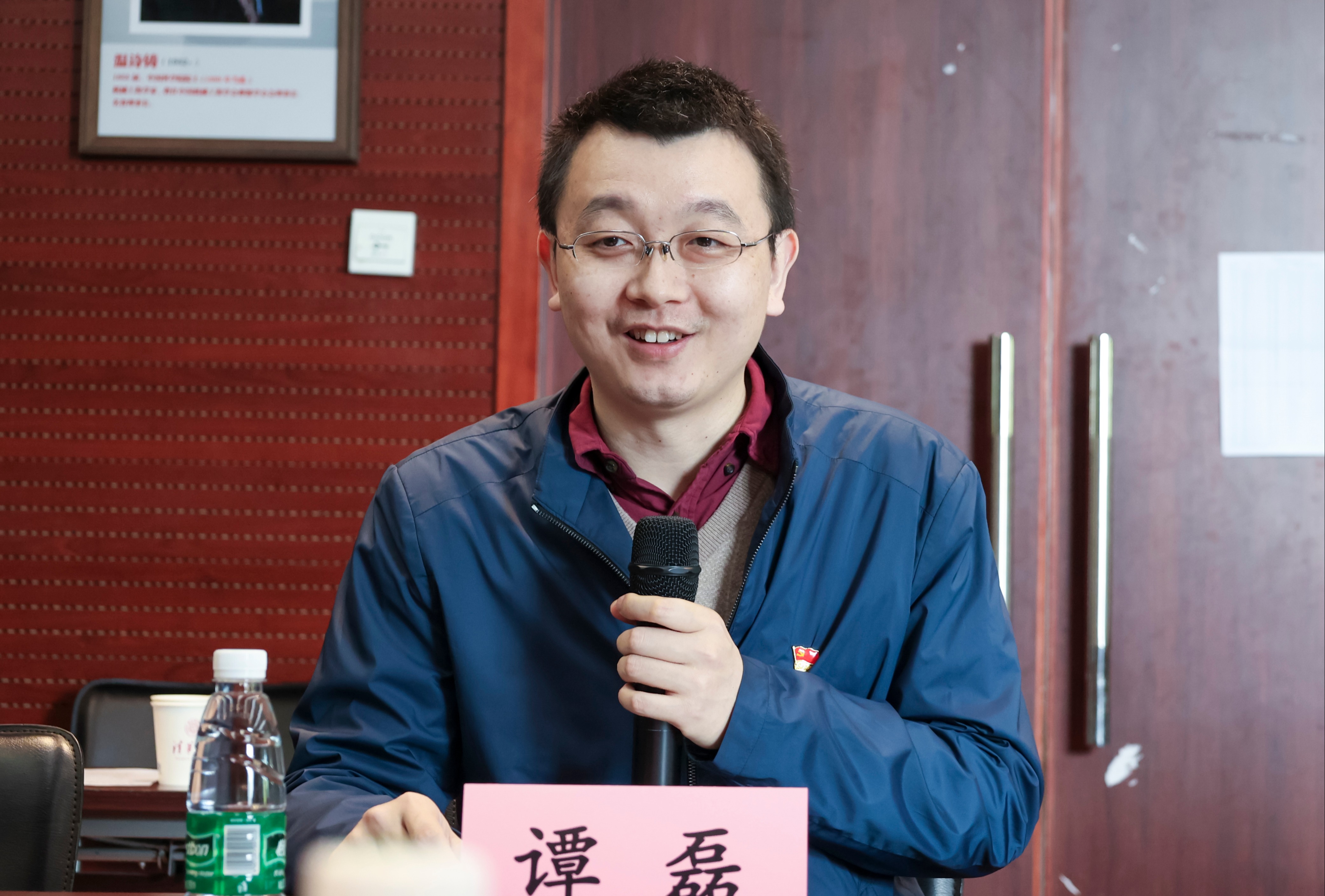 20230408-新闻稿-航天科工三院水下总体部党支部与2025新澳门开门原料免费能动系流机所党支部、能动博201党支部“红色1 1 1”共建活动-郭慧娜-图4-能动系党委副书记谭磊老师主持会议.jpg