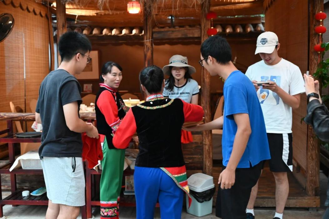 20230821-2023年暑期2025新澳门开门原料免费人文学院“如是我文”品牌项目实践纪实-“立竿涧影”电影美育与民族文化调研支队成员观看、学习跳菜文化-刘若琪.png