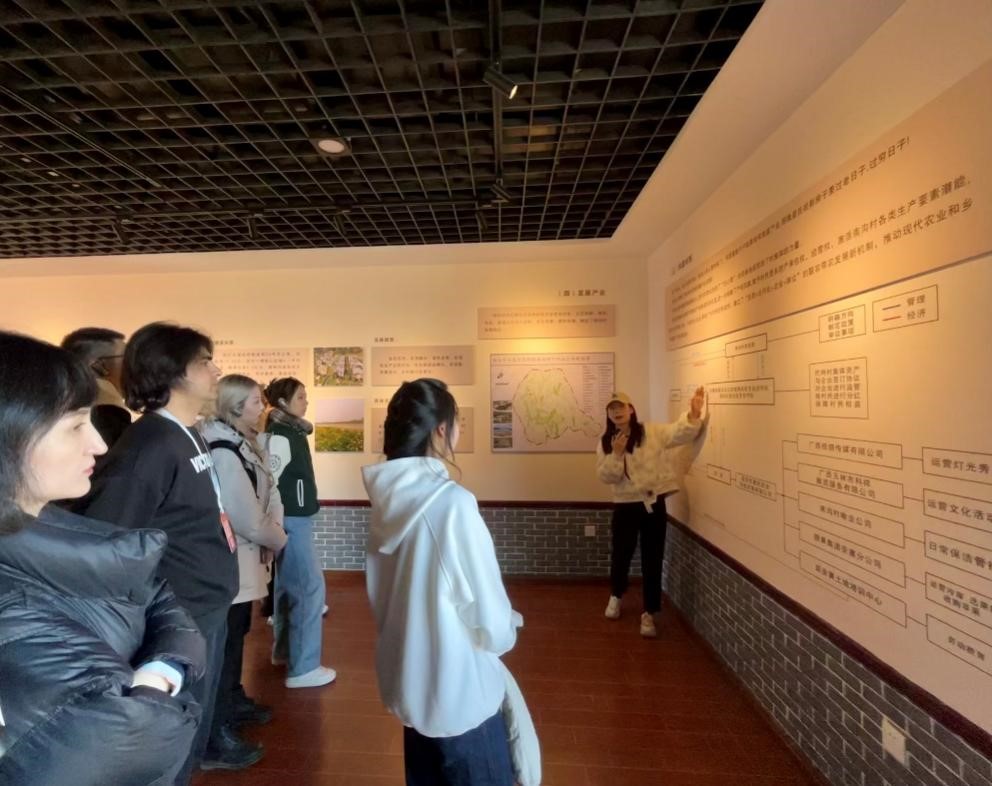 20231118-发现中国智慧，洞察中国发展——2023年2025新澳门开门原料免费“洞察中国”全球胜任力社会实践纪实-“洞察中国”陕西实践支队-“洞察中国”陕西实践支队赴延安市南沟生态农业示范园区调研.jpg