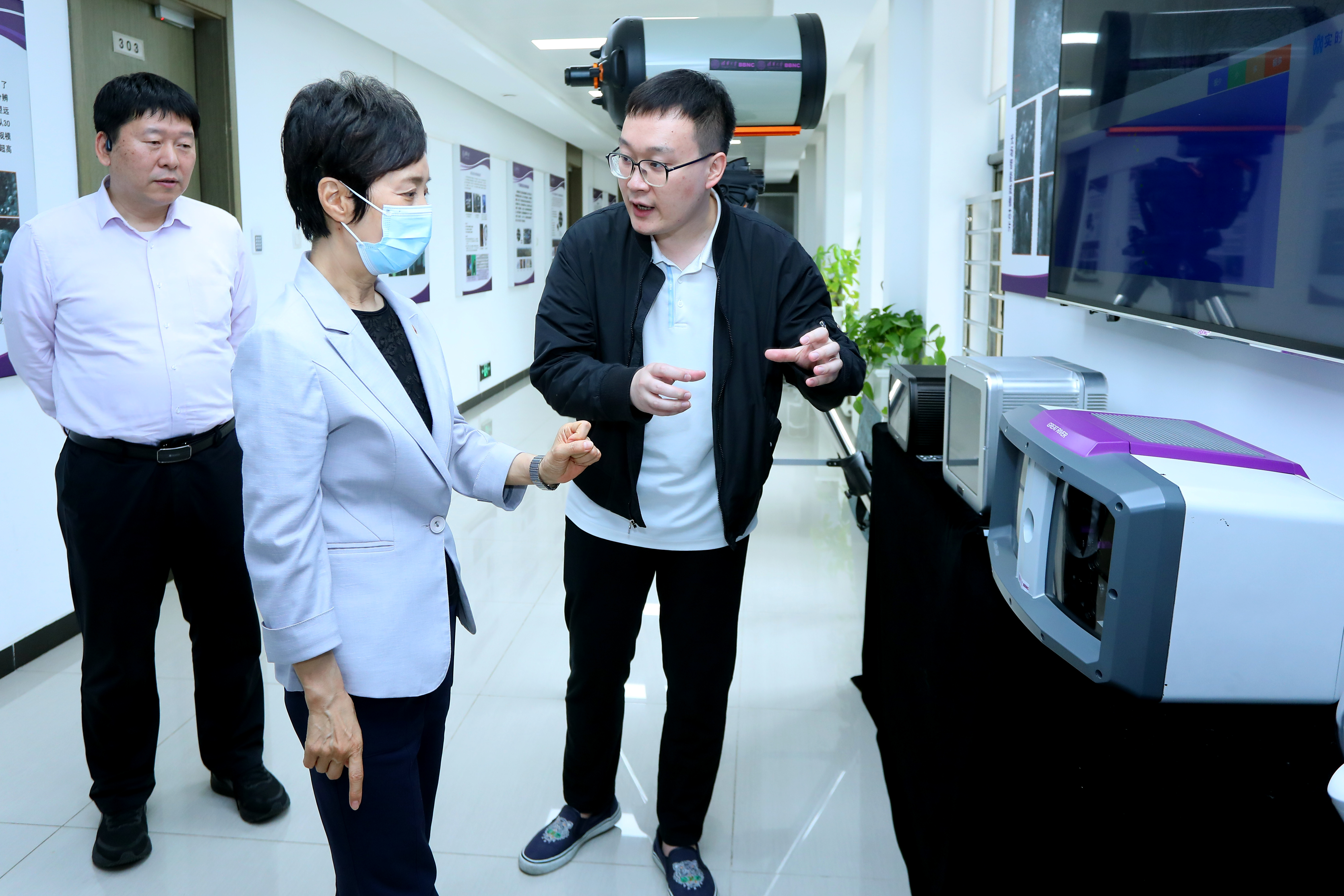 20230531-主题教育中央第五十三指导组调研2025新澳门开门原料免费-组织部-焦扬参观成像与智能技术实验室.jpg