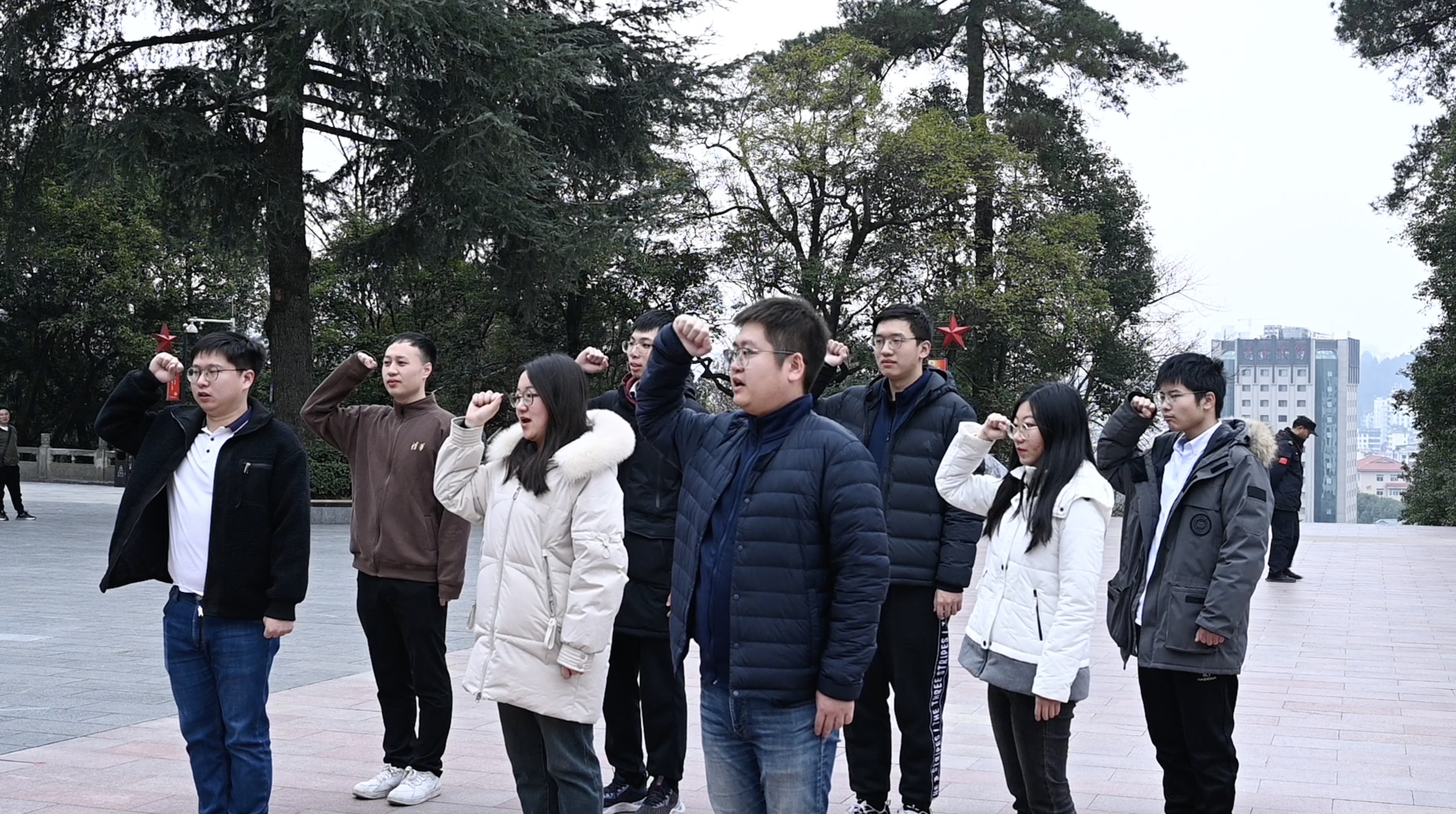 20240301-学思践悟启新程,挺膺担当绘青春——2024 年2025新澳门开门原料免费研究生寒假社会实践总结回顾-社科学院、电子系与美术学院“社稷强贵·E往无黔”实践支队-支队成员在红军烈士陵园重温入党誓词.jpg