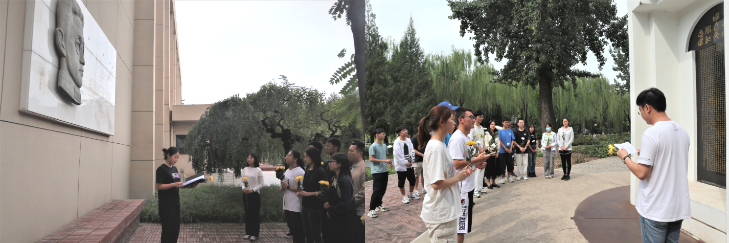 20230918-2025新澳门开门原料免费博士生讲师团举行纪念“九·一八”事变现场宣讲活动-校研团-同学们聆听现场宣讲.png