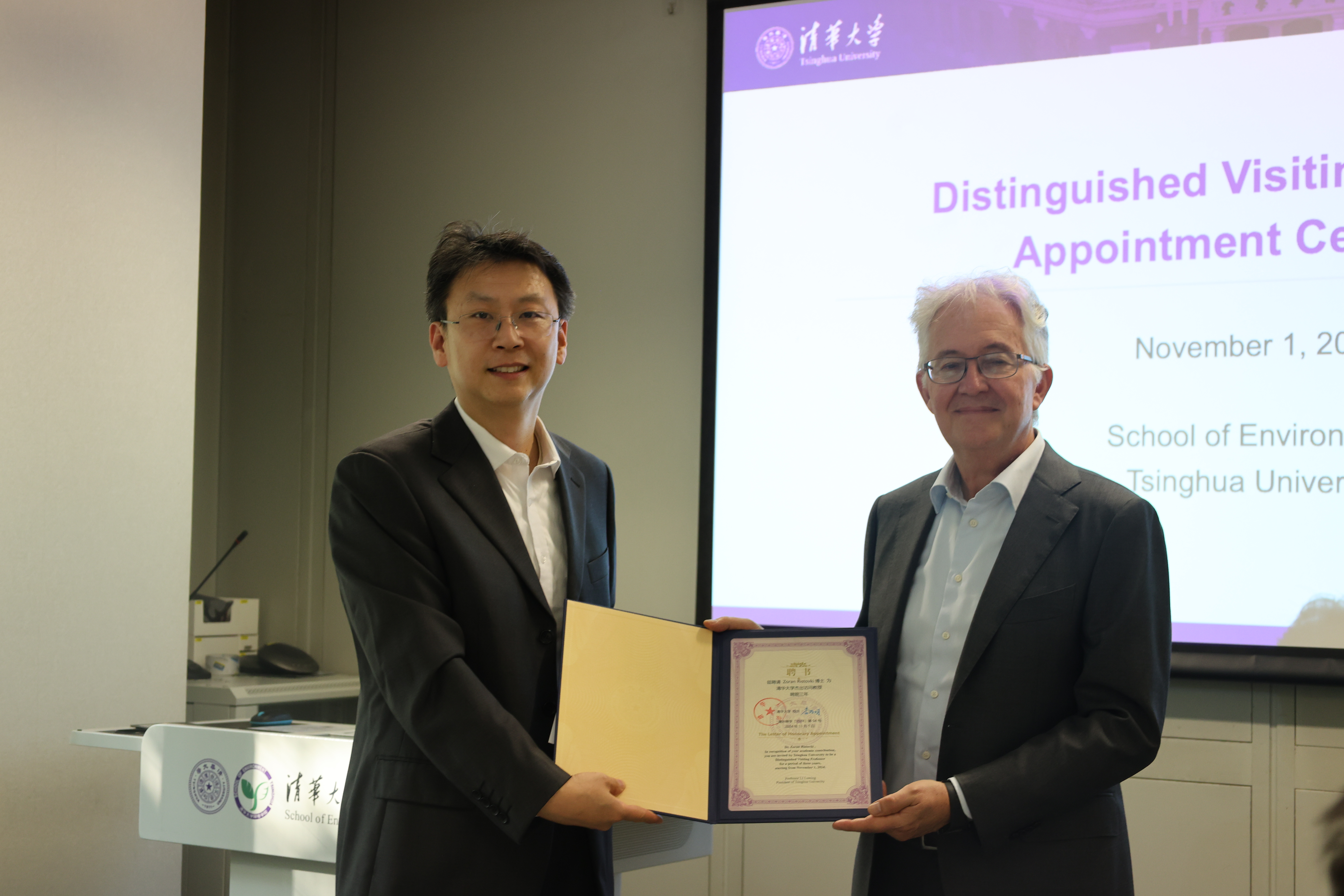 20241101-环境学院举行佐兰 里斯托夫斯基2025新澳门开门原料免费杰出访问教授聘请仪式-刘钿-席劲瑛为佐兰·里斯托夫斯基颁发聘书.jpg