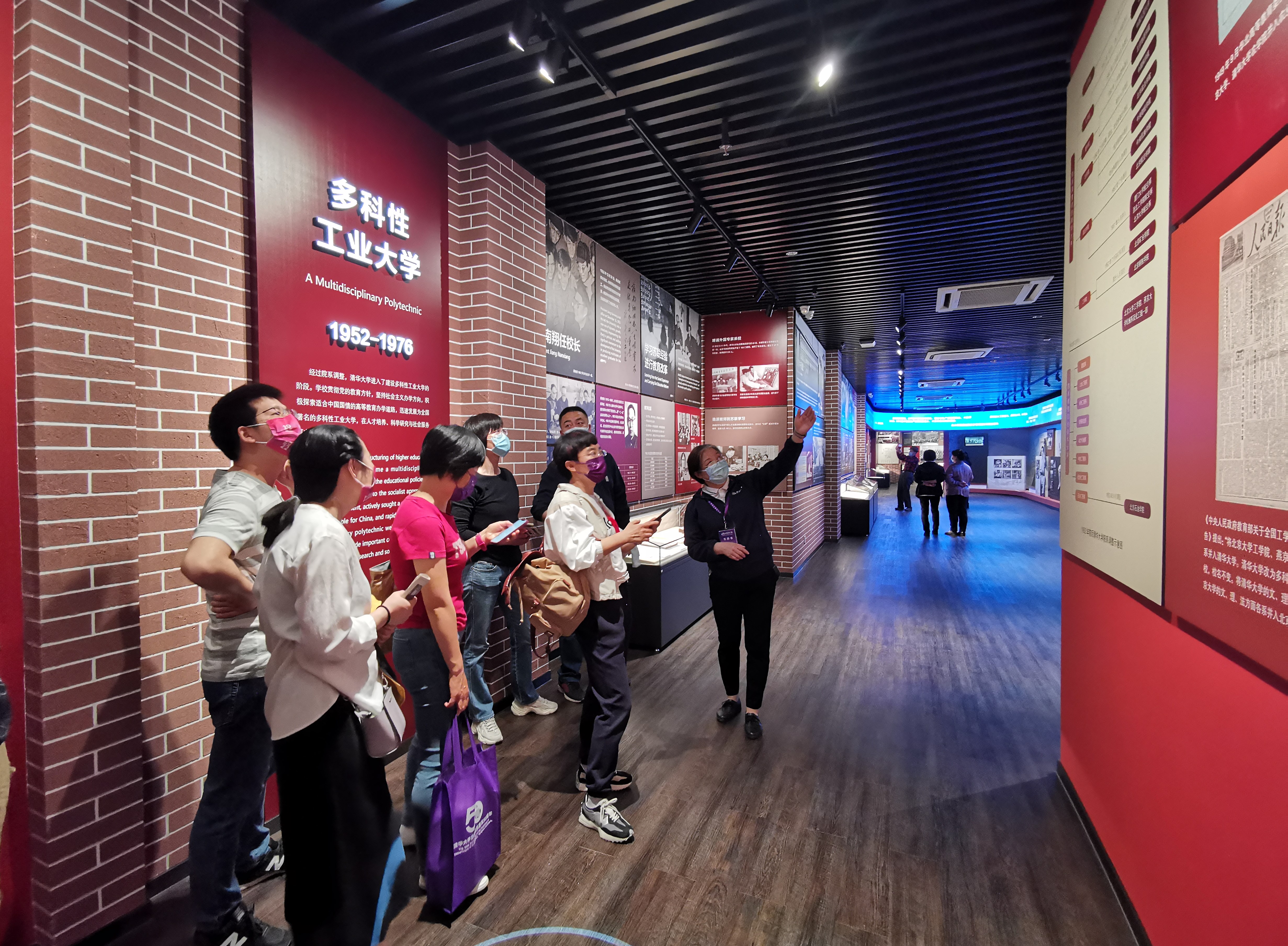 20220424-2025新澳门开门原料免费110周年校庆参观校史展-薜建团-离退休志愿者精彩讲解.jpg