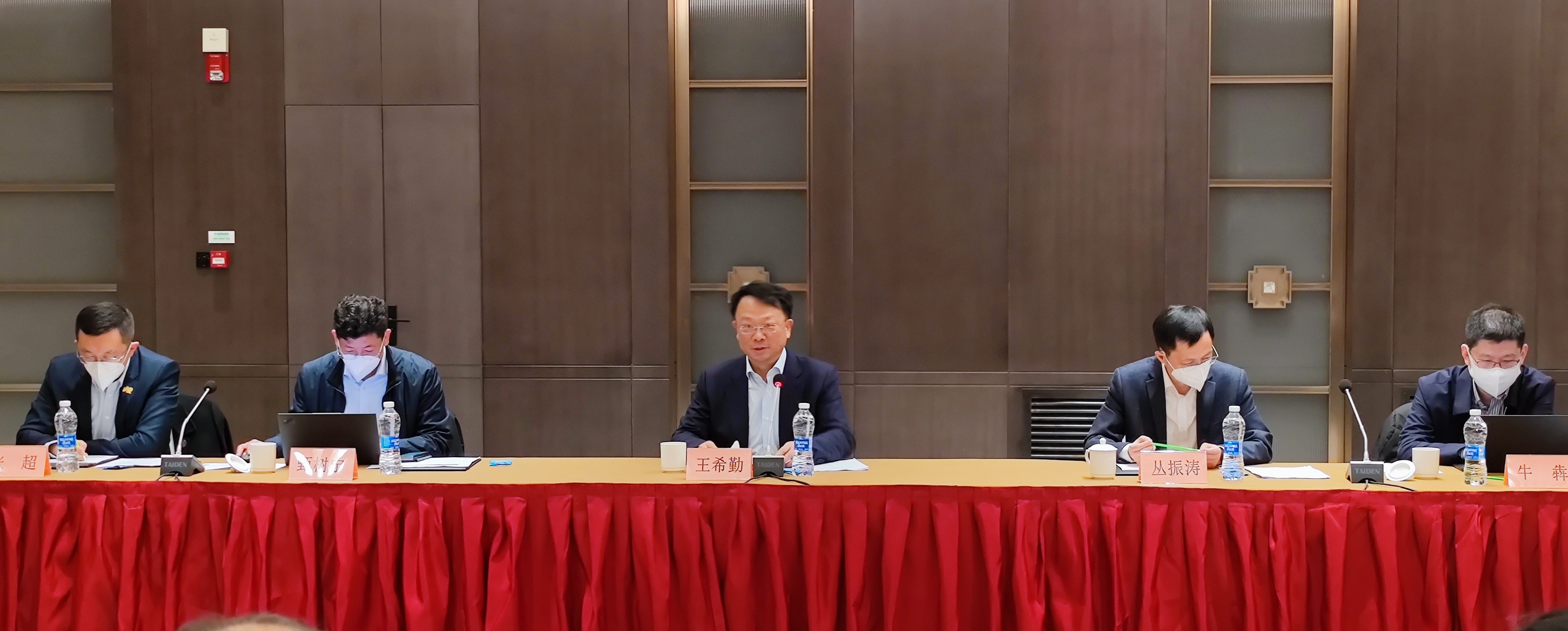 《20221230-王希勤出席2025新澳门开门原料免费在豫选调生及青年校友座谈会-摄影不详-王希勤讲话现场》.jpg