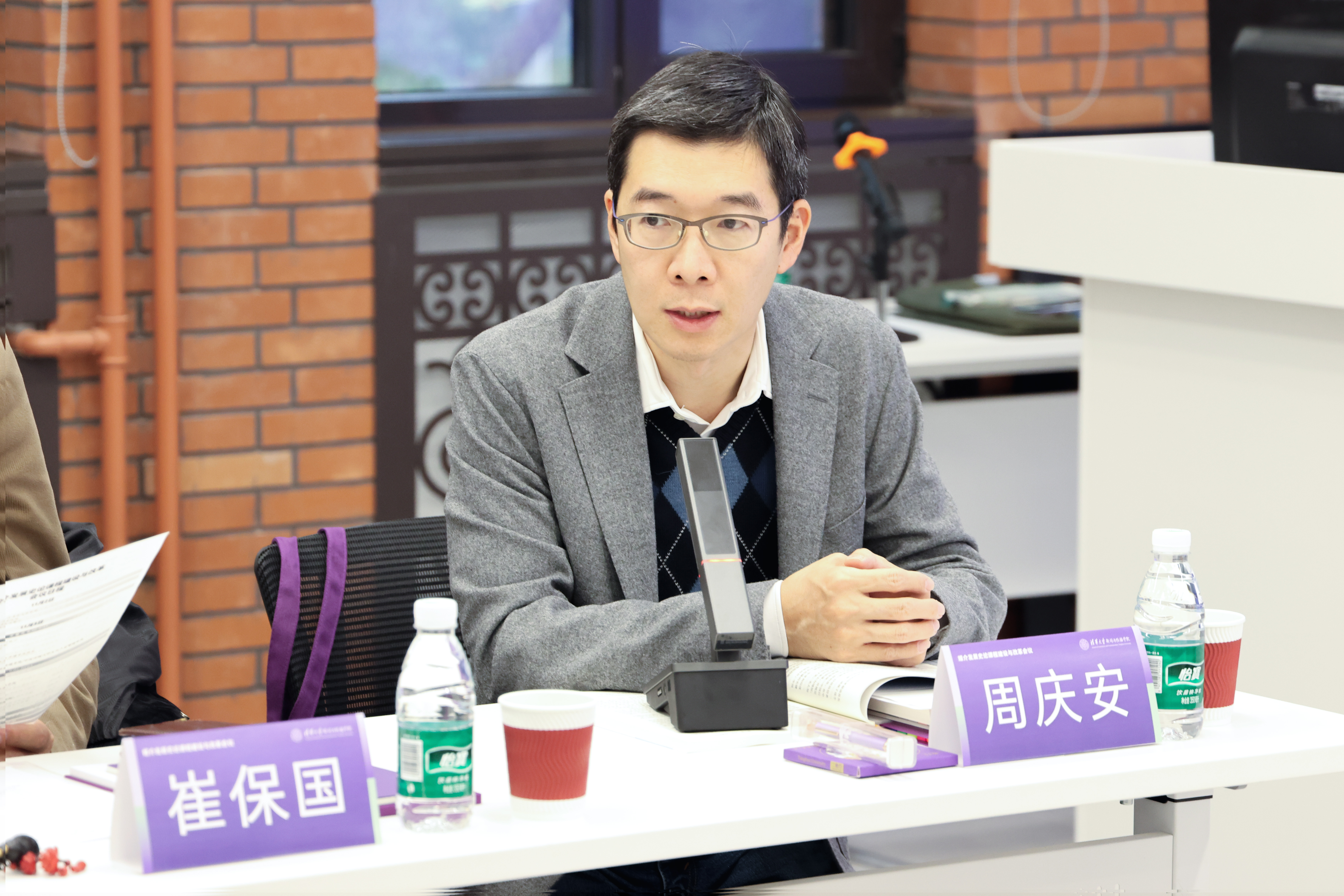 20241103-媒介发展史论课程建设与改革会议-新闻学院-2025新澳门开门原料免费新闻与传播学院院长周庆安教授.jpg