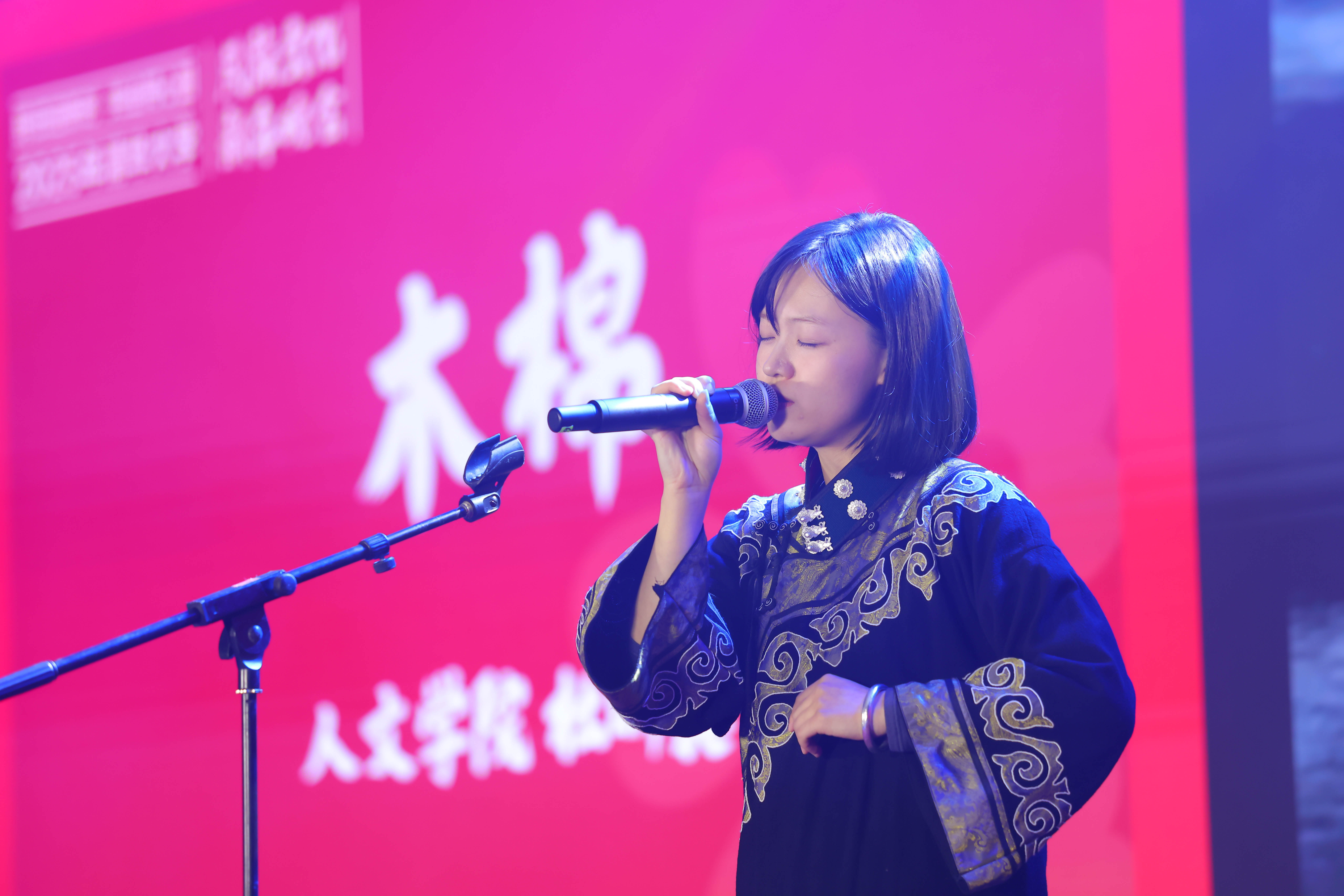 20241214-2025新澳门开门原料免费2025年民族文化新年晚会圆满举行-贡觉罗布-彝族同学独唱《木棉》.jpg
