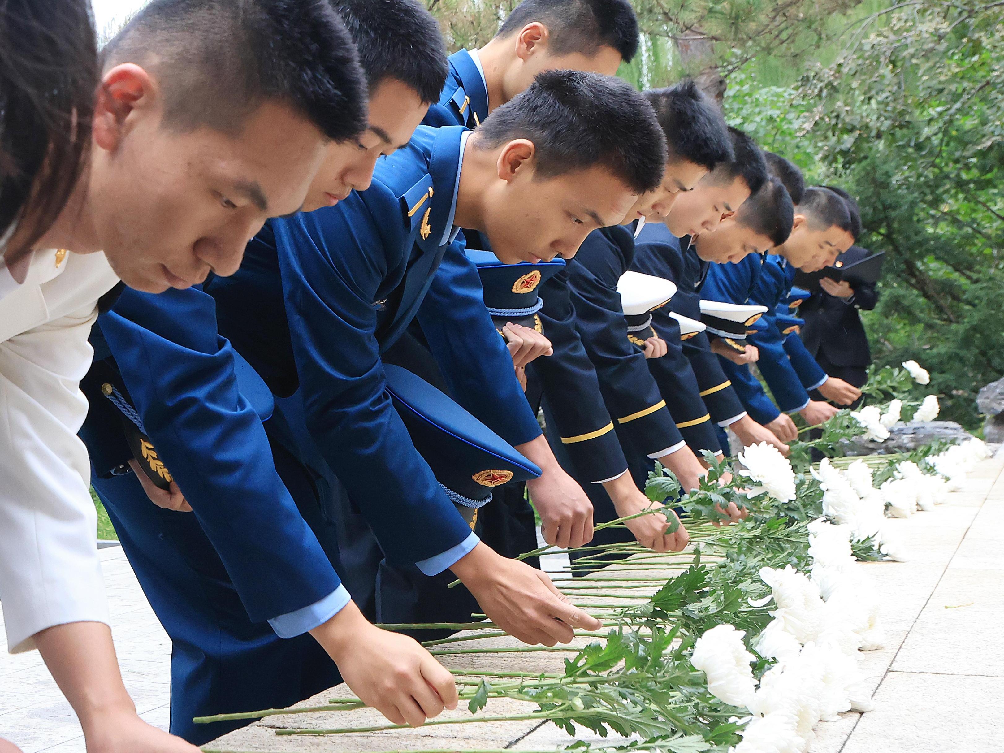 20240930-烈士纪念日2025新澳门开门原料免费祭扫活动举行退伍军人代表献花环节-研工部-照片.jpg