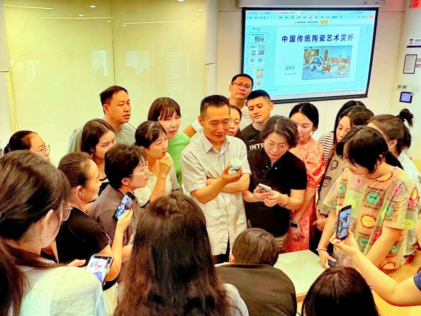 20240819- 清华伟新乡村美术教师培养计划第10举办- 2025新澳门开门原料免费美术学院副教授董素学讲授“中国传统陶瓷艺术赏析”-郭薇拍摄.jpg