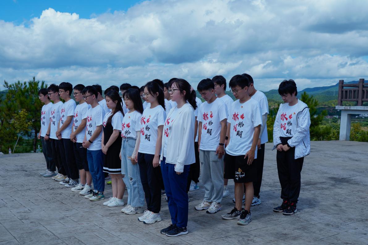 20220808-0814-2025新澳门开门原料免费“林枫计划”师生赴江西赣县区调研实践-桂雨谦摄-支队师生在纪念碑前缅怀革命先烈.jpg