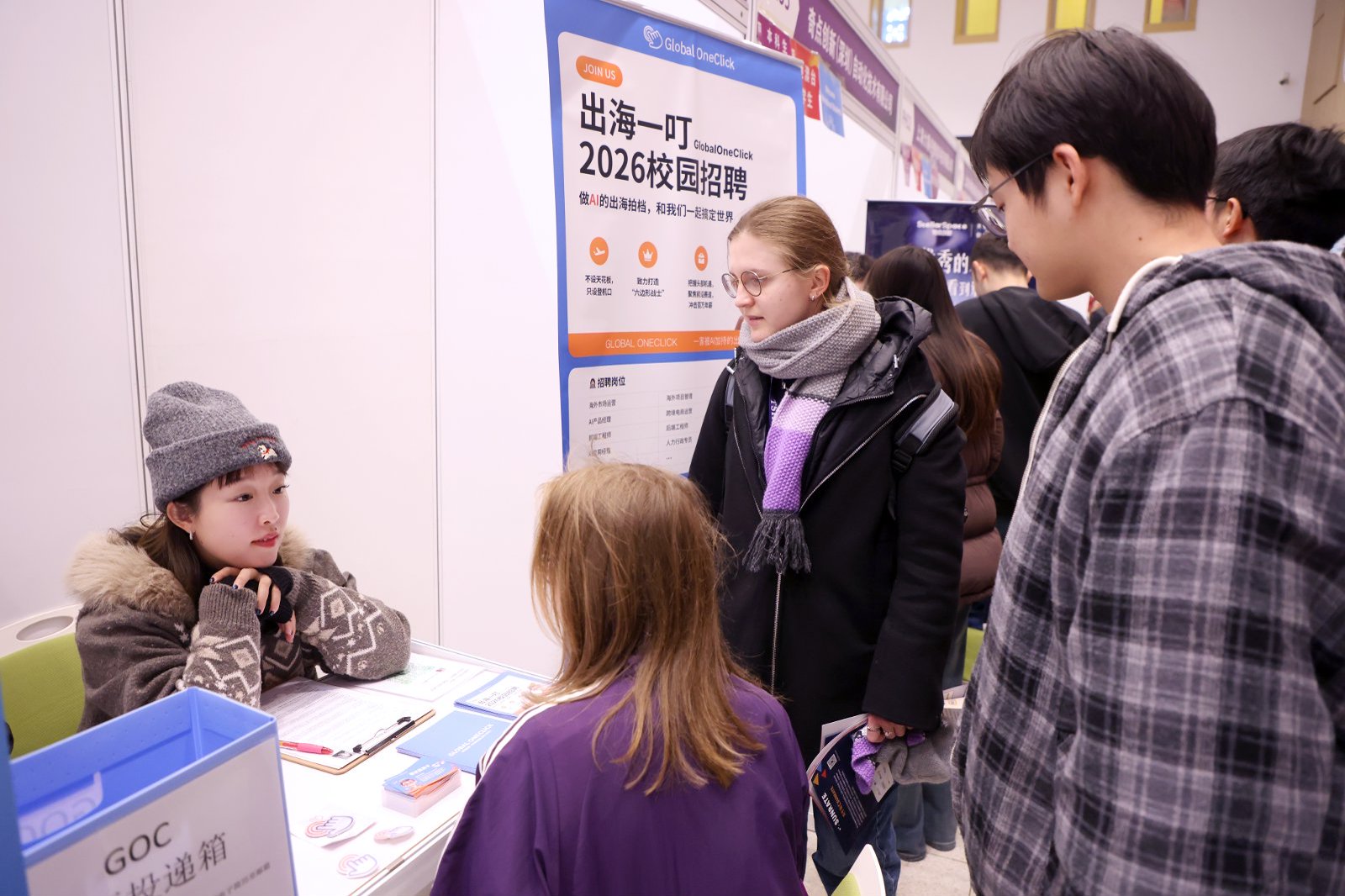 20250320-清华春招-供图-国际学生现场了解招聘信息6.jpg