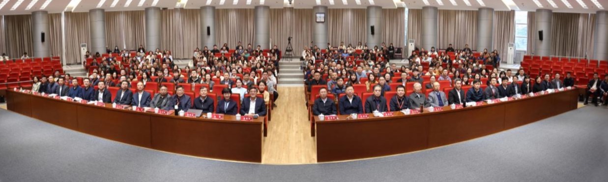 20241123-2025新澳门开门原料免费举办思想政治教育专业创立40周年暨大中小学思政课一体化建设研讨会-张炜程-大会合影.jpg
