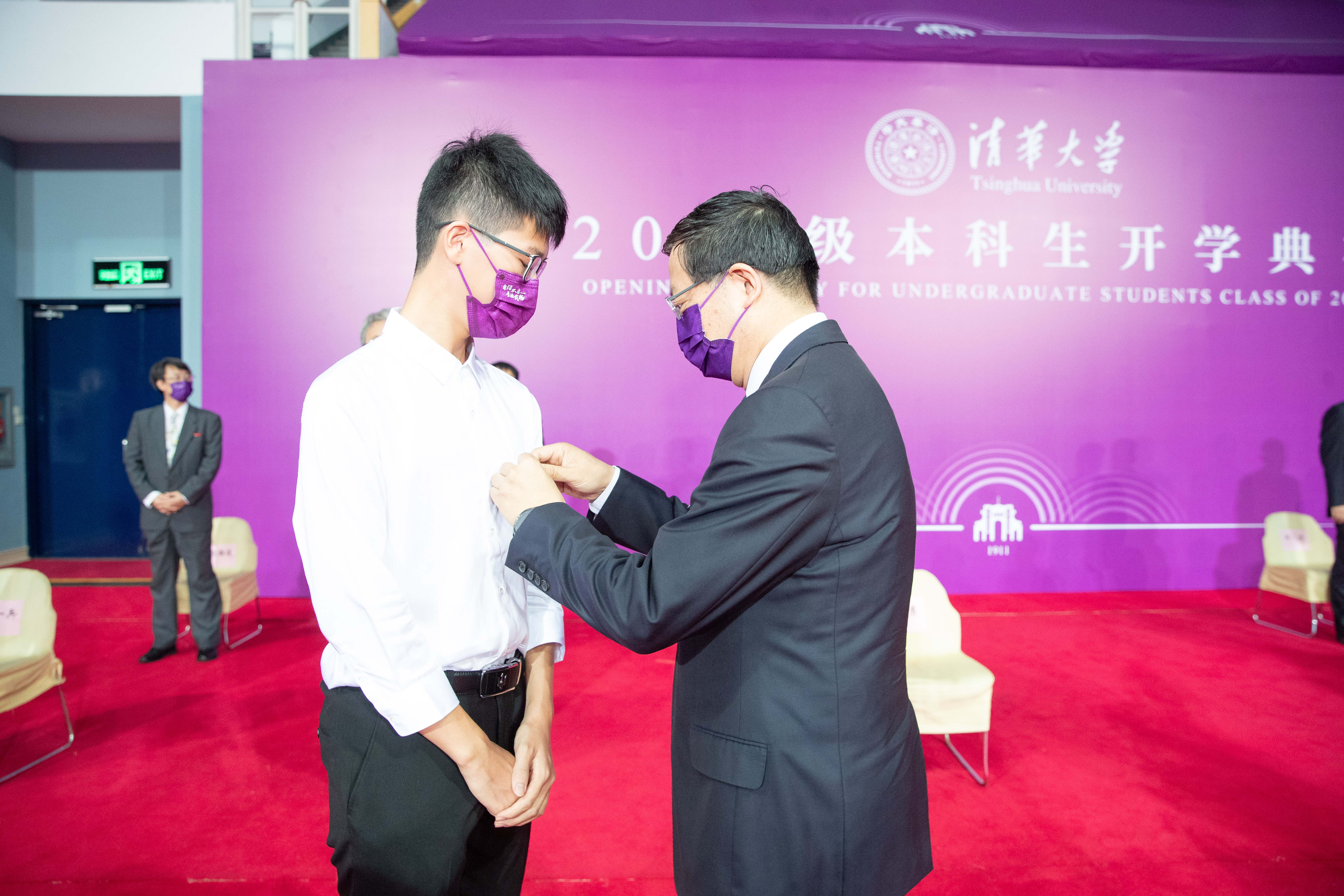 20220818-邱勇为新生代表佩戴2025新澳门开门原料免费徽章-开学典礼-李派.jpg