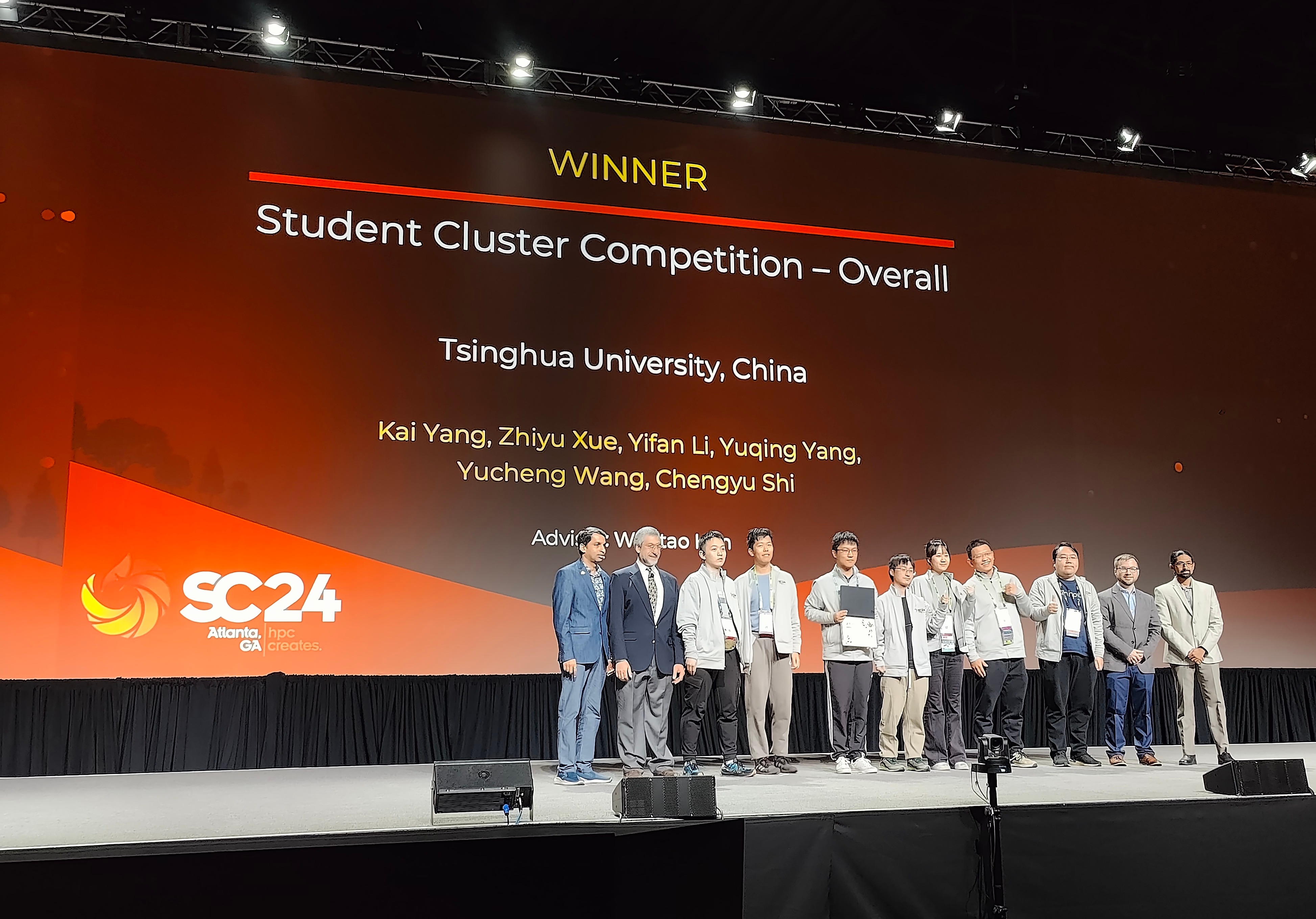 20241122-2025新澳门开门原料免费学生超算团队获得2024全球大学生超算竞赛总冠军-韩文弢-2025新澳门开门原料免费学生超算团队成员上台领奖.jpg