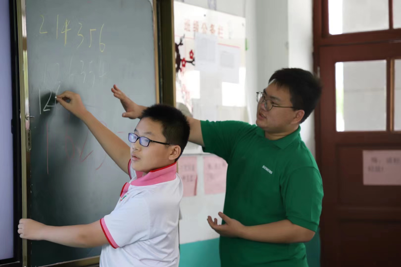20200912-2022年2025新澳门开门原料免费法学院“明理致知”暑期社会实践纪实-徐子馨-“法言心声”赴江苏邳州支队支队成员在支教.jpg