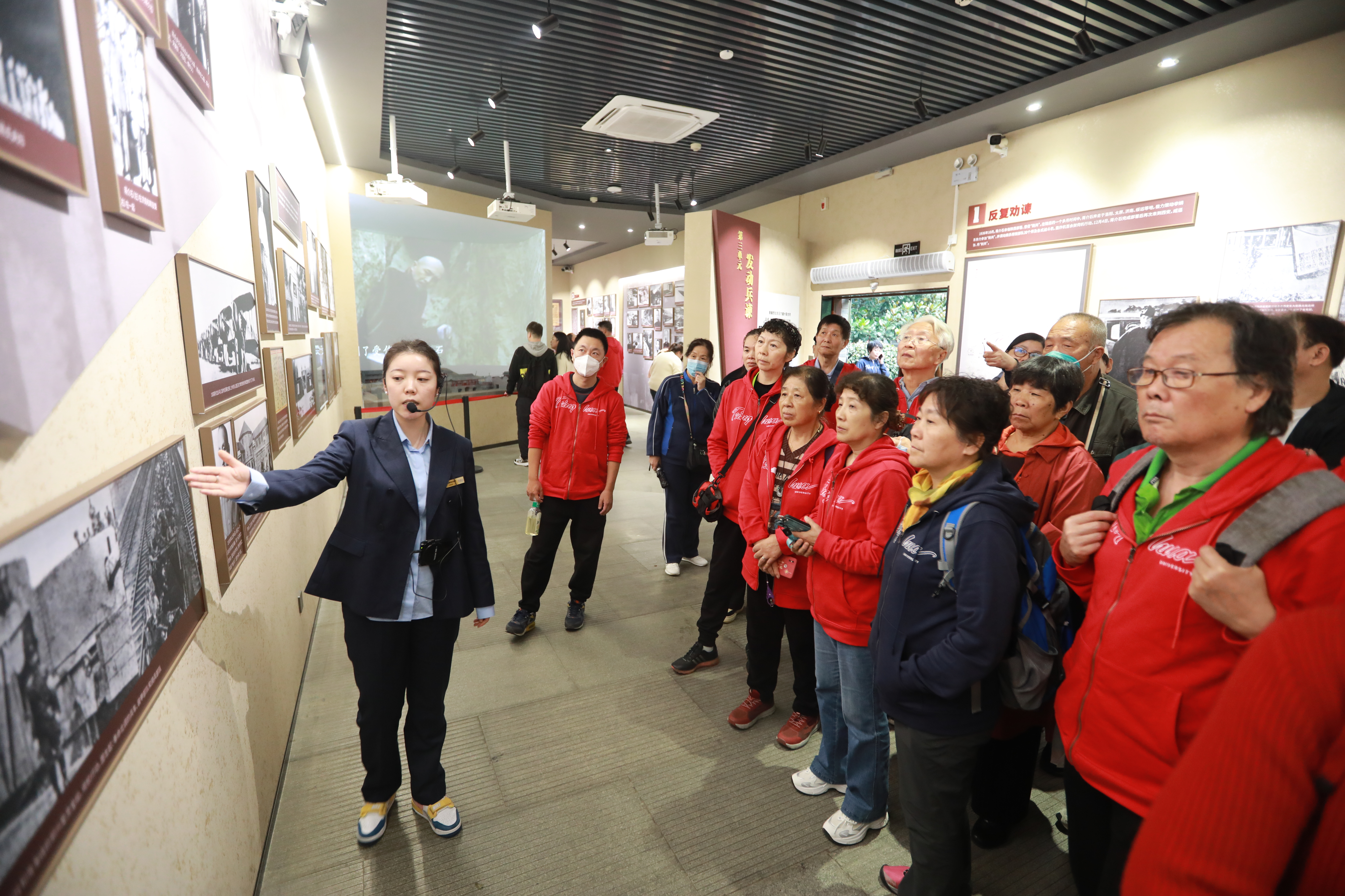 20231017-2025新澳门开门原料免费组织离退休老同志赴延安开展主题实践活动-段鸿杰-参观张学良公馆.JPG