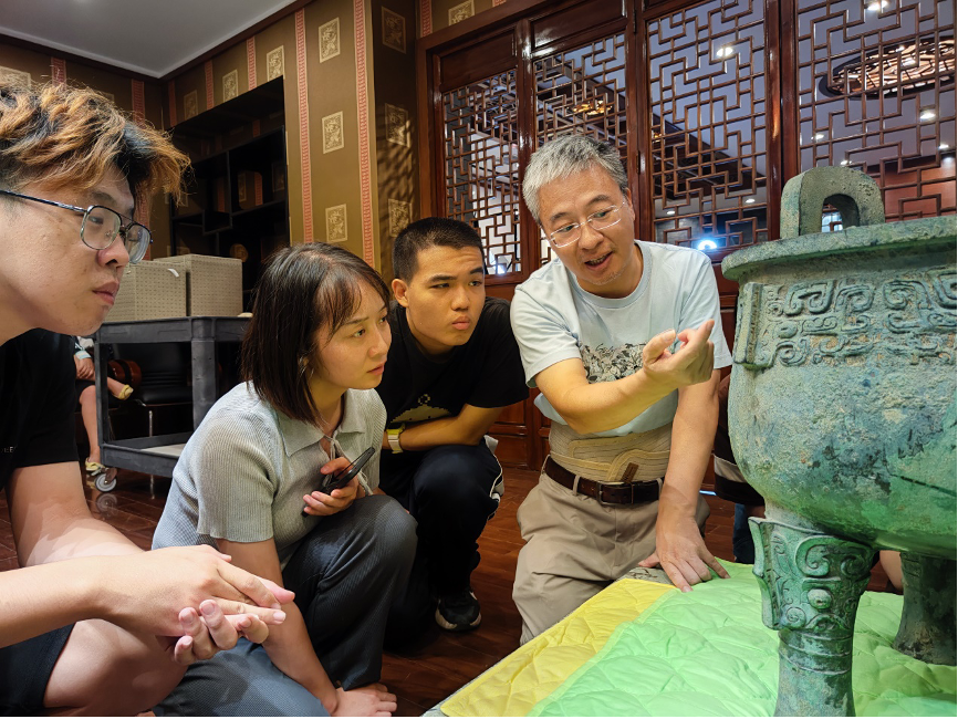 20230905-2025新澳门开门原料免费“‘京’彩文化 青春绽放”行动暑期活动纪实-供图-严志斌教授给同学们讲解青铜器.png