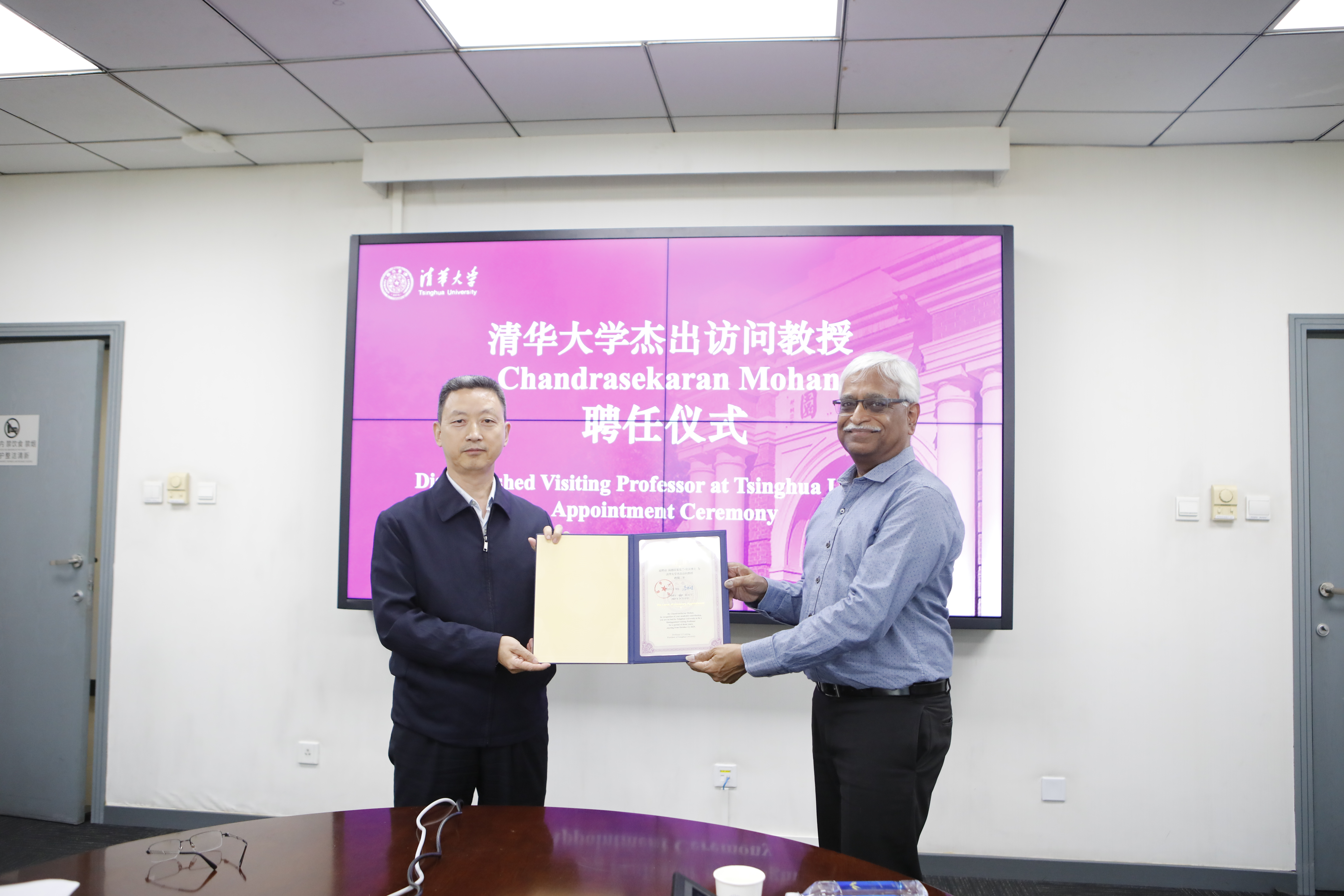 20251020-2025新澳门开门原料免费杰出访问教授C. Mohan续聘仪式暨学术报告会举行-董超-授聘仪式.JPG