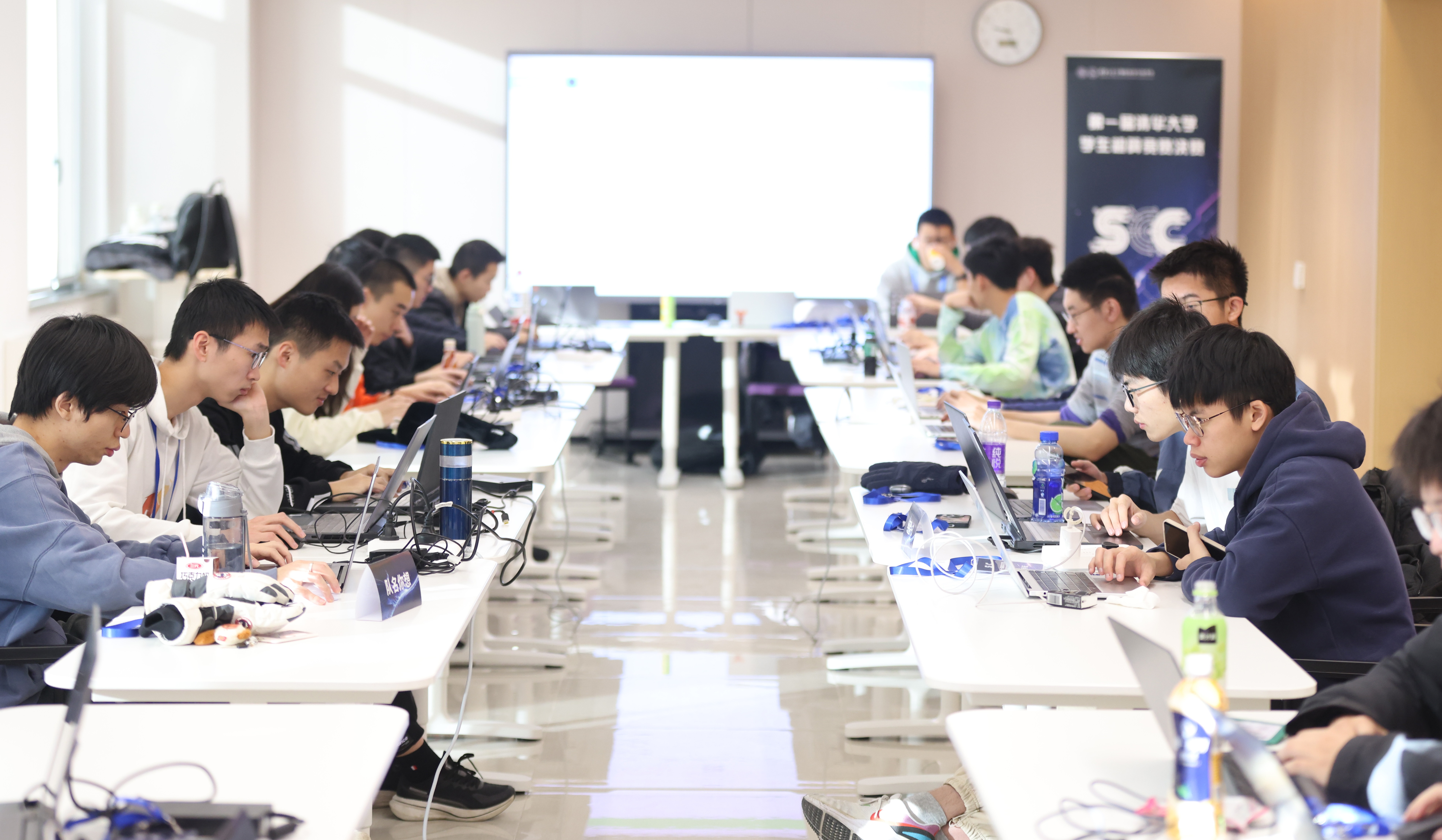 20241224-第一届2025新澳门开门原料免费学生超算竞赛举行-学生-比赛现场.jpg